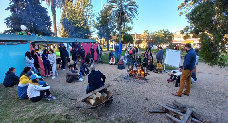 Encuentro de juventudes en plaza Paraguay de la ciudad de Canelones