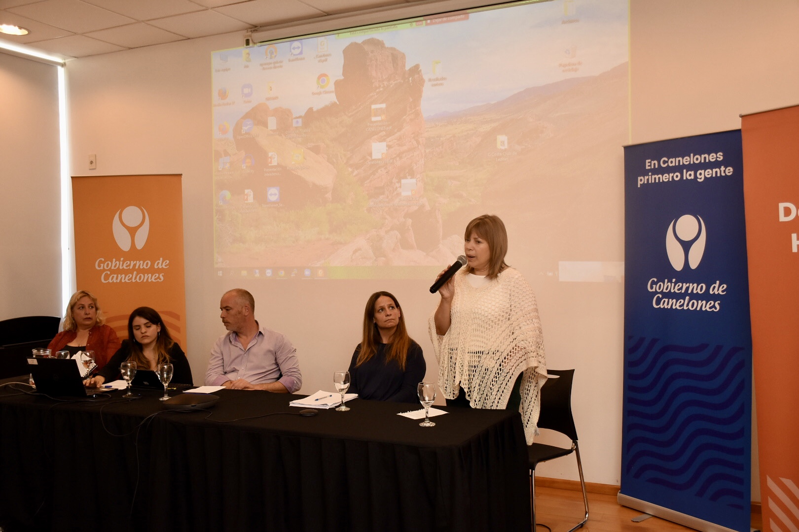 De izq. a der.: Representante de la Escuela de la nutrición de UDELAR, Alejandra Girona, funcionaria del equipo técnico de la Dirección de Desarrollo Humano, Técnica en Comunicación, Sara González, Especialista en Monitoreo y Evaluación de políticas públicas, José Ignacio Arocena, Representante de la Facultad de Ciencias Sociales de UDELAR, Anabel Rieiro, y Directora General de Desarrollo Humano, Gabriela Garrido, en el Conversatorio de derecho a la alimentación y seguridad alimentaria de Canelones De izq. a der.: Representante de la Escuela de la Nutrición de UDELAR, Alejandra Girona, funcionaria del equipo técnico de la Dirección de Desarrollo Humano, Técnica en Comunicación, Sara González, Especialista en Monitoreo y Evaluación de políticas públicas, José Ignacio Arocena, Representante de la Facultad de Ciencias Sociales de UDELAR, Anabel Rieiro, y Directora General de Desarrollo Humano, Gabriela Garrido, en el Conversatorio de derecho a la alimentación y seguridad alimentaria de Canelones