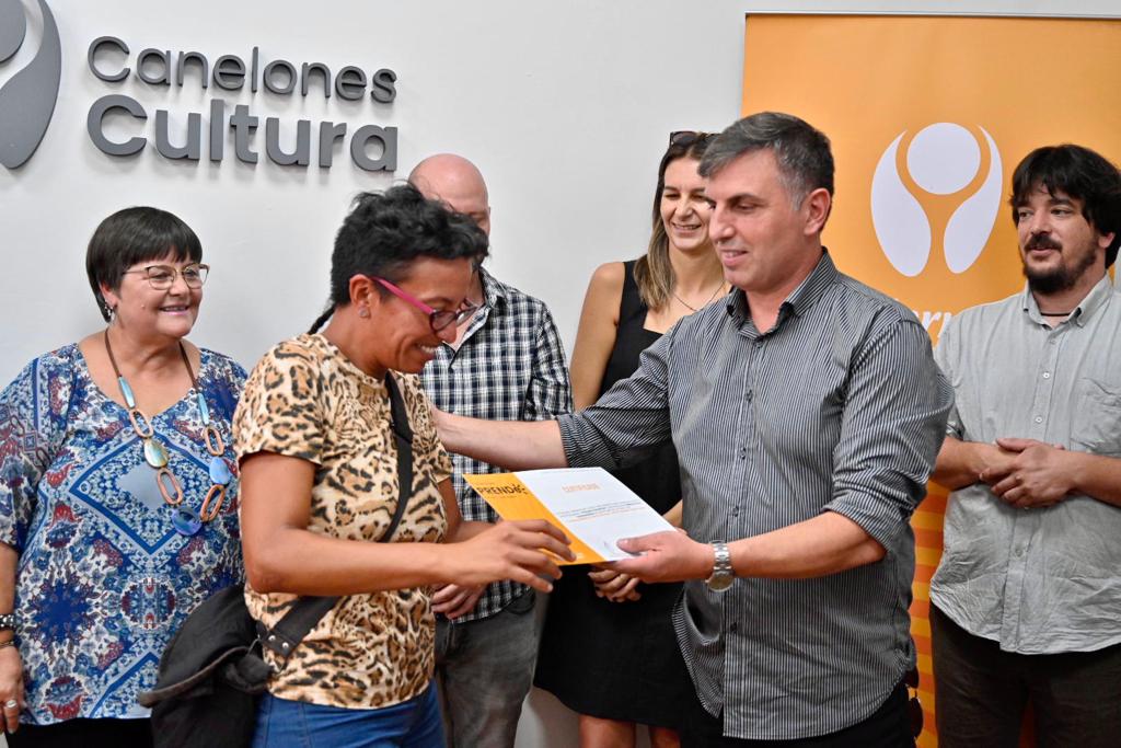 El Director de Desarrollo Local y Participación, Ruben Moreno, en la entrega de premios de los proyectos seleccionados de los fondos Canelones - PRENDE El Director de Desarrollo Local y Participación, Ruben Moreno, en la entrega de premios de los proyectos seleccionados de los fondos Canelones - PRENDE
