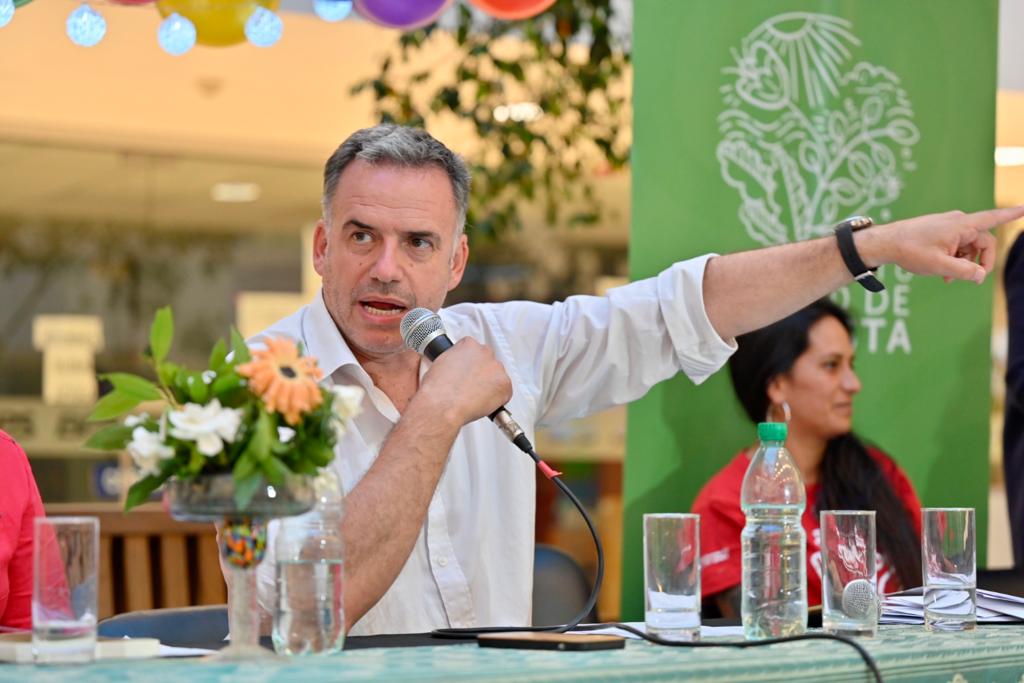 Intendente de Canelones, Prof. Yamandú Orsi, en el Concejo de niñas y niños Intendente de Canelones, Prof. Yamandú Orsi, en el Concejo de niñas y niños