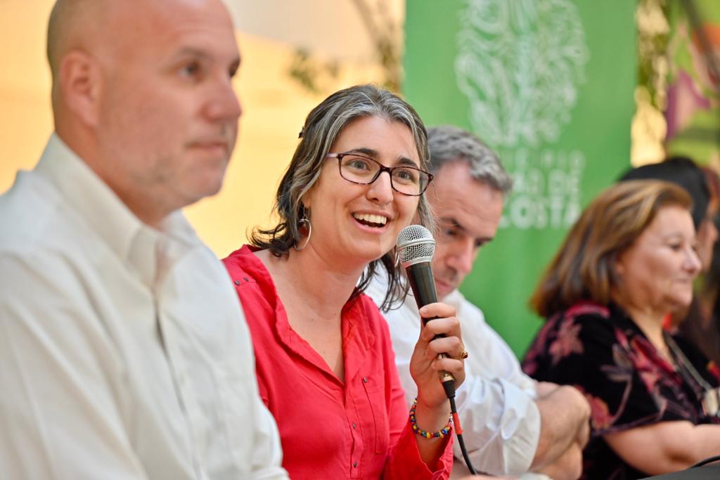 Secretario General del Gobierno de Canelones, Dr. Esc. Francisco Legnani y la Responsable del Área de Infancia y Adolescencia de la Intendencia de Canelones, Lic. Cecilia Rebellato, en el concejo de niñas y niños