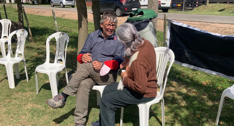 Alcalde de Las Piedras, Gustavo González, y vecina en taller Tu Municipio + Cerca en el barrio Laures y Rama de Las Piedras 