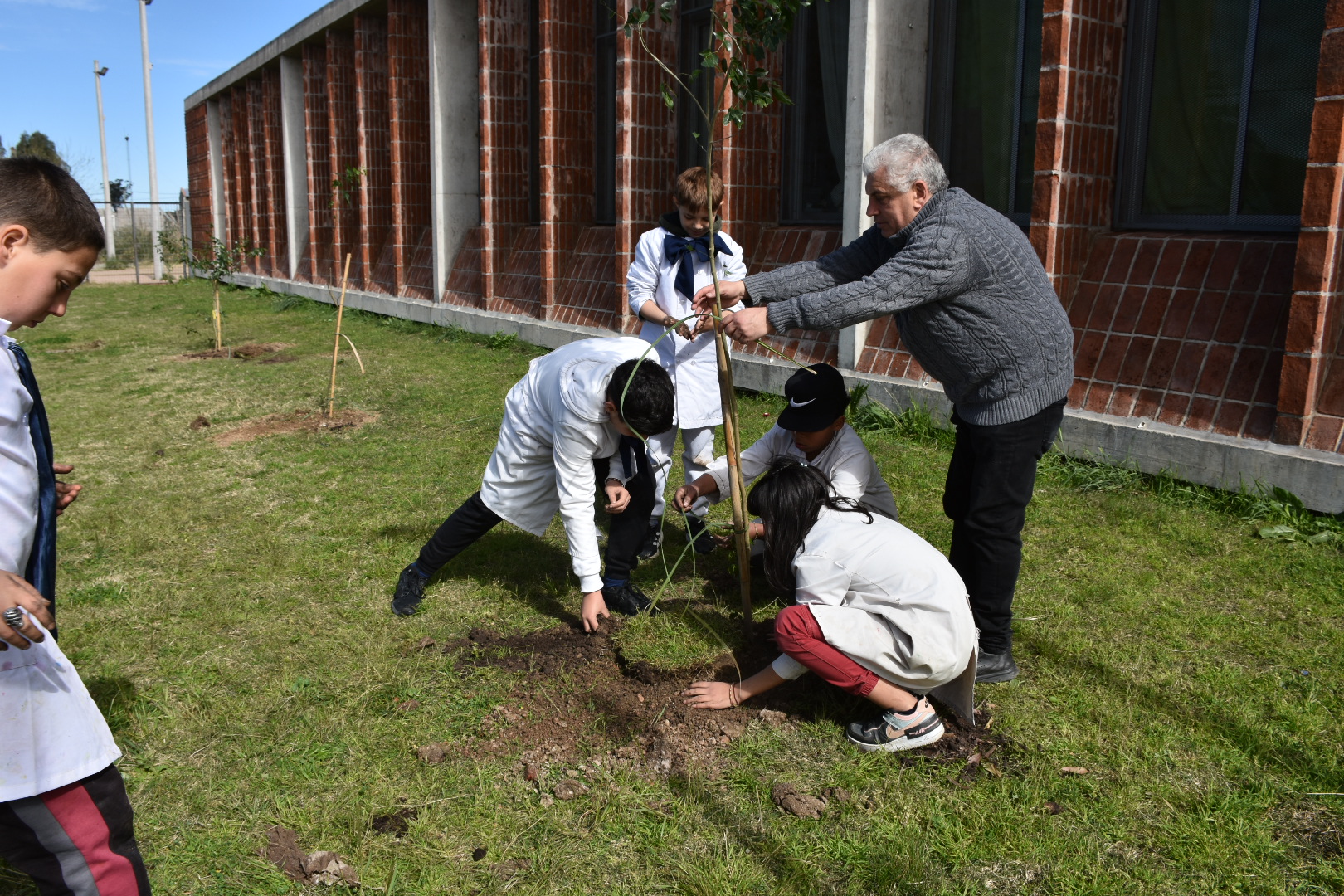 Alcalde Líber Moreno junto a estudiantes de la escuela N° 300 Alcalde Líber Moreno junto a estudiantes de la escuela N° 300
