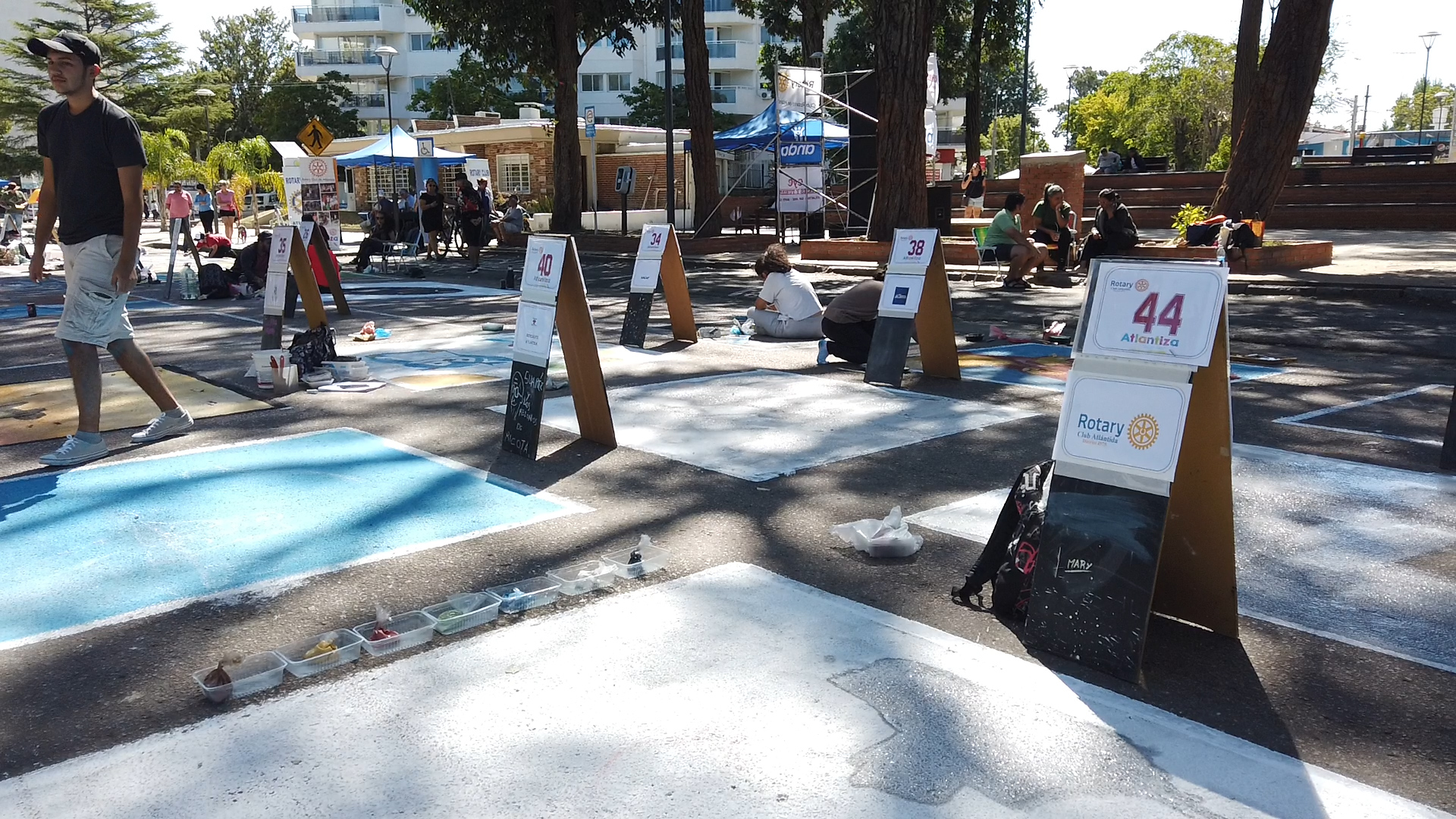 El arte callejero en tiza volvió a copar una de las calles principales de Atlántida El arte callejero en tiza volvió a copar una de las calles principales de Atlántida