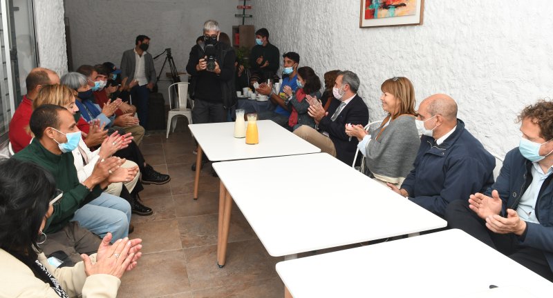Autoridades del Gobierno de Canelones, de la Unión Europea y usuarios del proyecto La Otra Esquina Autoridades del Gobierno de Canelones, de la Unión Europea y usuarios del proyecto La Otra Esquina