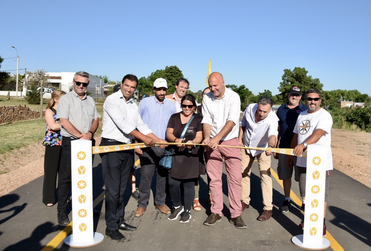Autoridades departamentales, locales, vecinas y vecinos en la inauguración de la pista de maniobras de tránsito en La Paz Autoridades departamentales, locales, vecinas y vecinos en la inauguración de la pista de maniobras de tránsito en La Paz