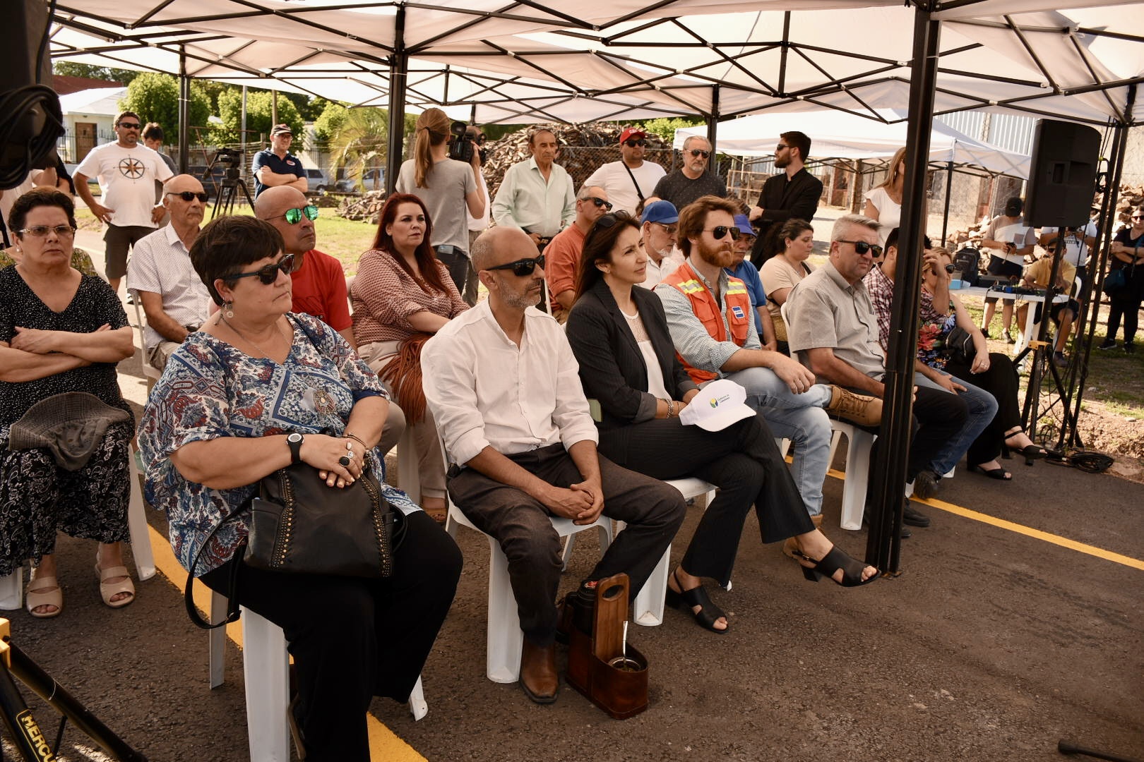 Autoridades departamentales, locales, vecinas y vecinos en la inauguración de obras en La Paz Autoridades departamentales, locales, vecinas y vecinos en la inauguración de obras en La Paz
