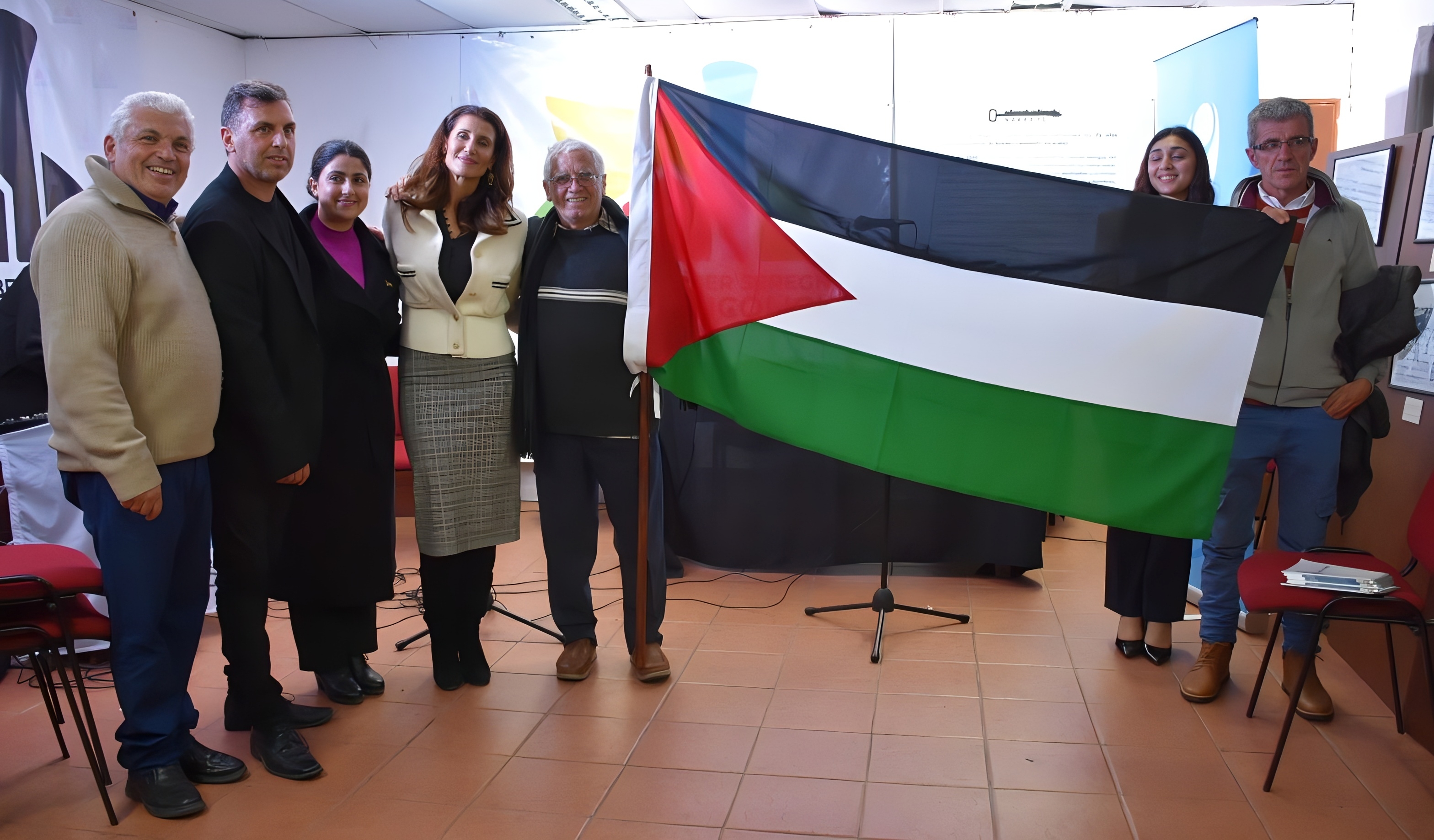 Autoridades departamentales y locales posan junto a la bandera de Palestina y la delegación de la Embajada en Uruguay Autoridades departamentales y locales posan junto a la bandera de Palestina y la delegación de la Embajada en Uruguay