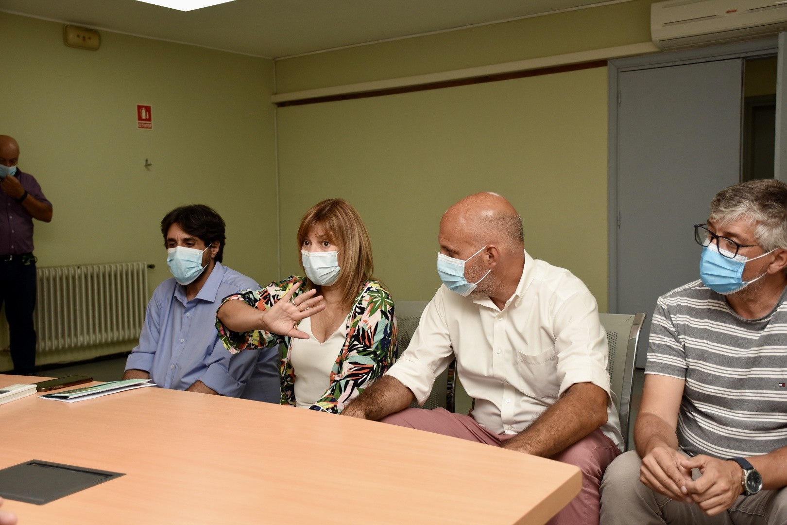 Autoridades en la entrega de kits en a las familias que integran el programa Mil Dias de Igualdad en Las Piedras 