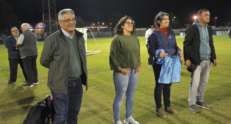 Autoridades locales, departamentales y de la Junta Departamental en el lanzamiento del proyecto Un gol por la convivencia en el fútbol infantil realizado en el Estadio Eduardo Martínez Monegal. Autoridades locales, departamentales y de la Junta Departamental en el lanzamiento del proyecto Un gol por la convivencia en el fútbol infantil realizado en el Estadio Eduardo Martínez Monegal.