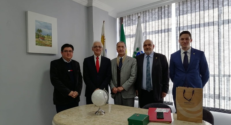 Delegación de la Intendencia de Canelones, integrada por el Director General de la Agencia de Promoción a la Inversión, Julio Filippini, y el Director General de Desarrollo Económico, Álvaro Suárez, en misión Curitiba, Brasil. Delegación de la Intendencia de Canelones, integrada por el Director General de la Agencia de Promoción a la Inversión, Julio Filippini, y el Director General de Desarrollo Económico, Álvaro Suárez, en misión Curitiba, Brasil.
