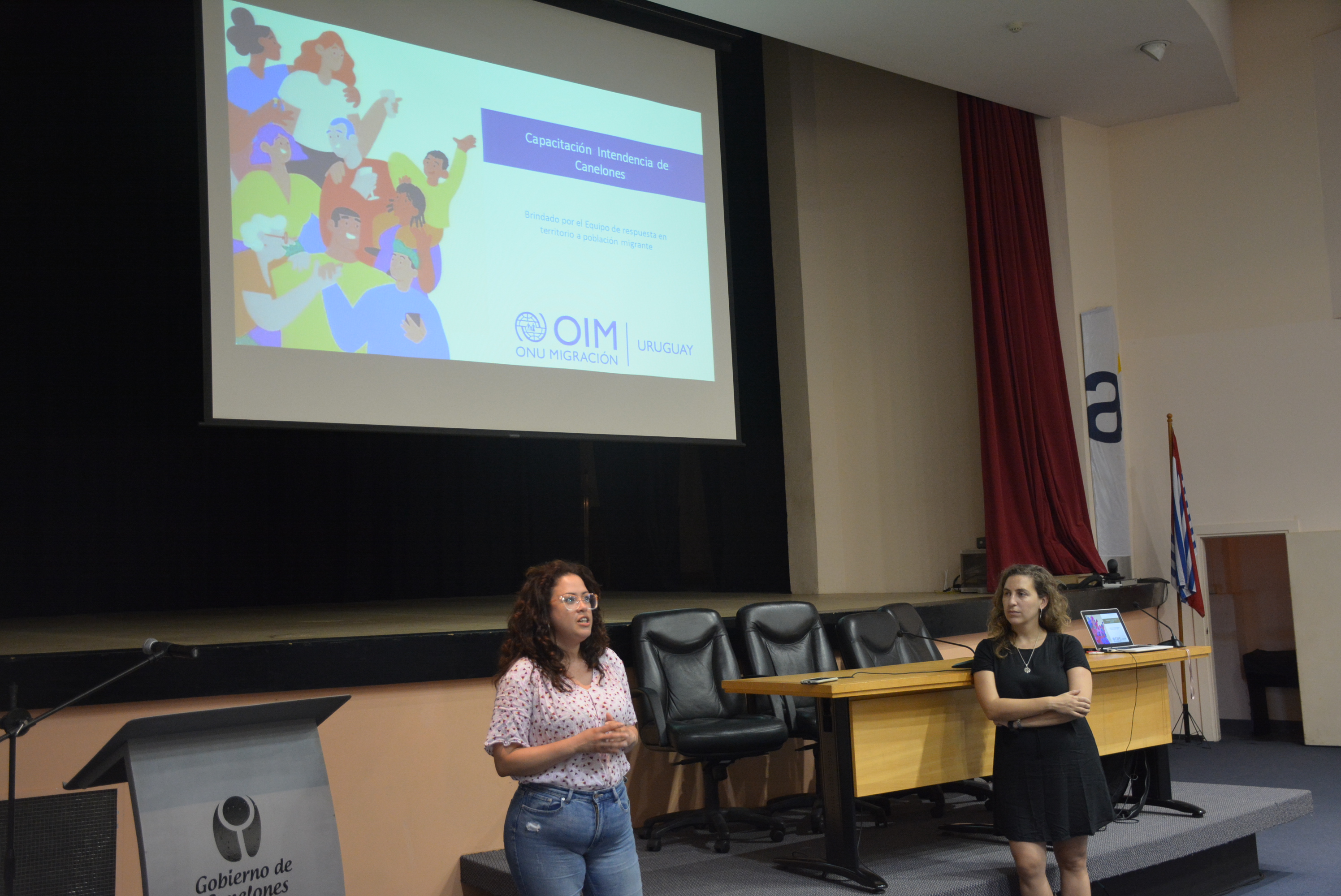 Claudia Caseres y Cecilia Lacañe del equipo técnico de la OIM en taller de sensibilización sobre migración y política migratoria