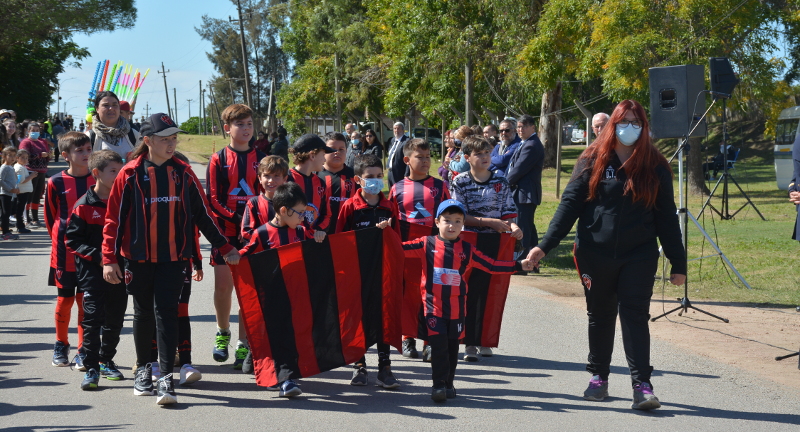 Delegación del Club Atlético Juanicó, en el desfile por los festejos por los 150 años del inicio del proceso fundacional de Juanicó.