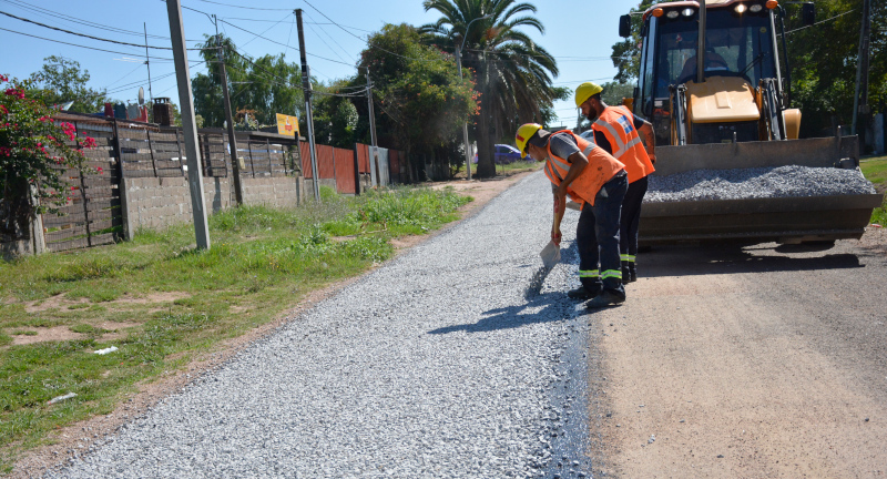 Continúan obras de reacondicionamiento de calles en el barrio Obelisco de Las Piedras Continúan obras de reacondicionamiento de calles en el barrio Obelisco de Las Piedras