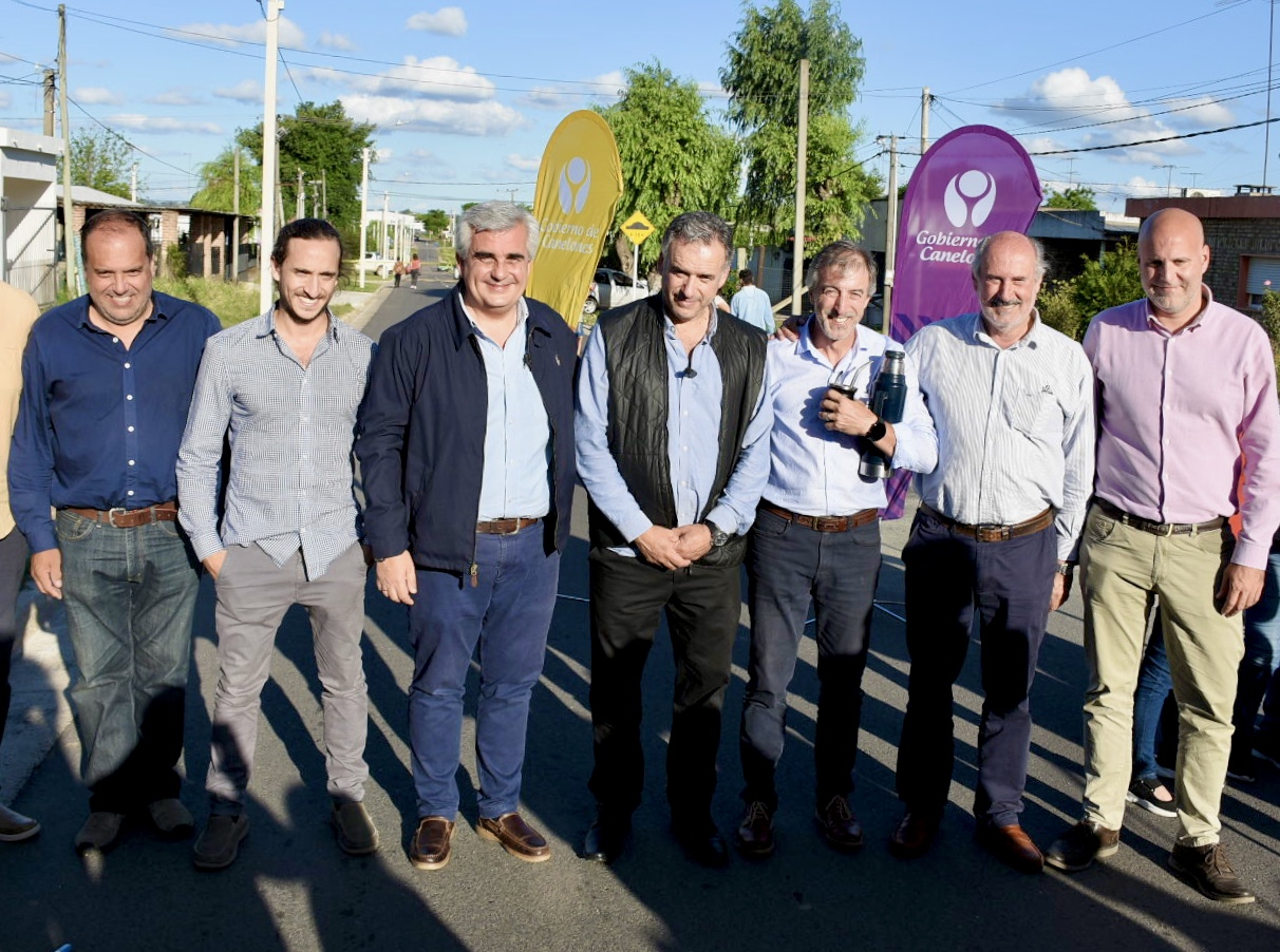  De izquierda a derecha, Director general de obras de la intendencia de Canelones, Guillermo Burgueño, Funcionario técnico del PDGS, Hugo Nieto, Coordinador técnico del PDGS, Guillermo Bordoli, Intendente de Canelones, Prof Yamandú Orsi, Funcionario técnico de OPP, Ricardo Cordero, subdirector de OPP, Benjamín Irazabal y Secretario General de la intendencia de Canelones, Francisco Legnani