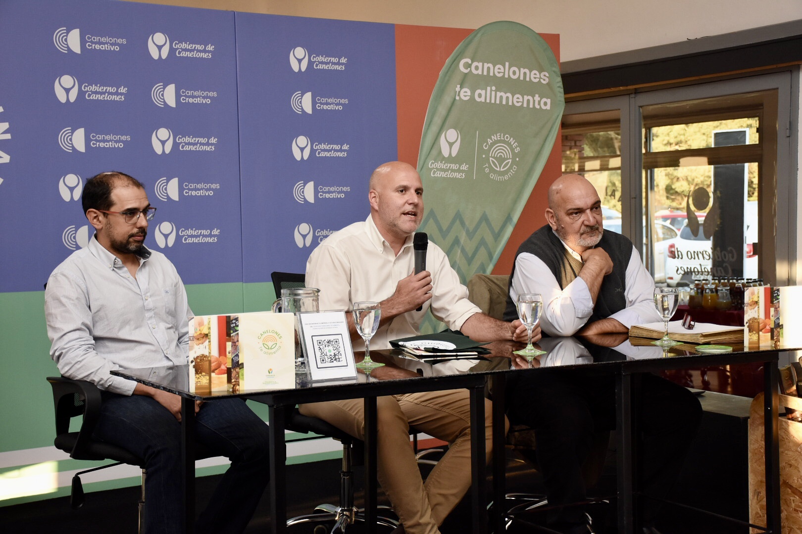 De izquierda a derecha: Presidente de la Cámara Empresarial Canaria, Juan Emilio Tarán, Secretario General de la Intendencia, Francisco Legnani, Director General de Desarrollo Económico, Álvaro Suárez, en la presentación de Catálogo Canelones te Alimenta De izquierda a derecha: Presidente de la Cámara Empresarial Canaria, Juan Emilio Tarán, Secretario General de la Intendencia, Francisco Legnani, Director General de Desarrollo Económico, Álvaro Suárez, en la presentación de Catálogo Canelones te Alimenta