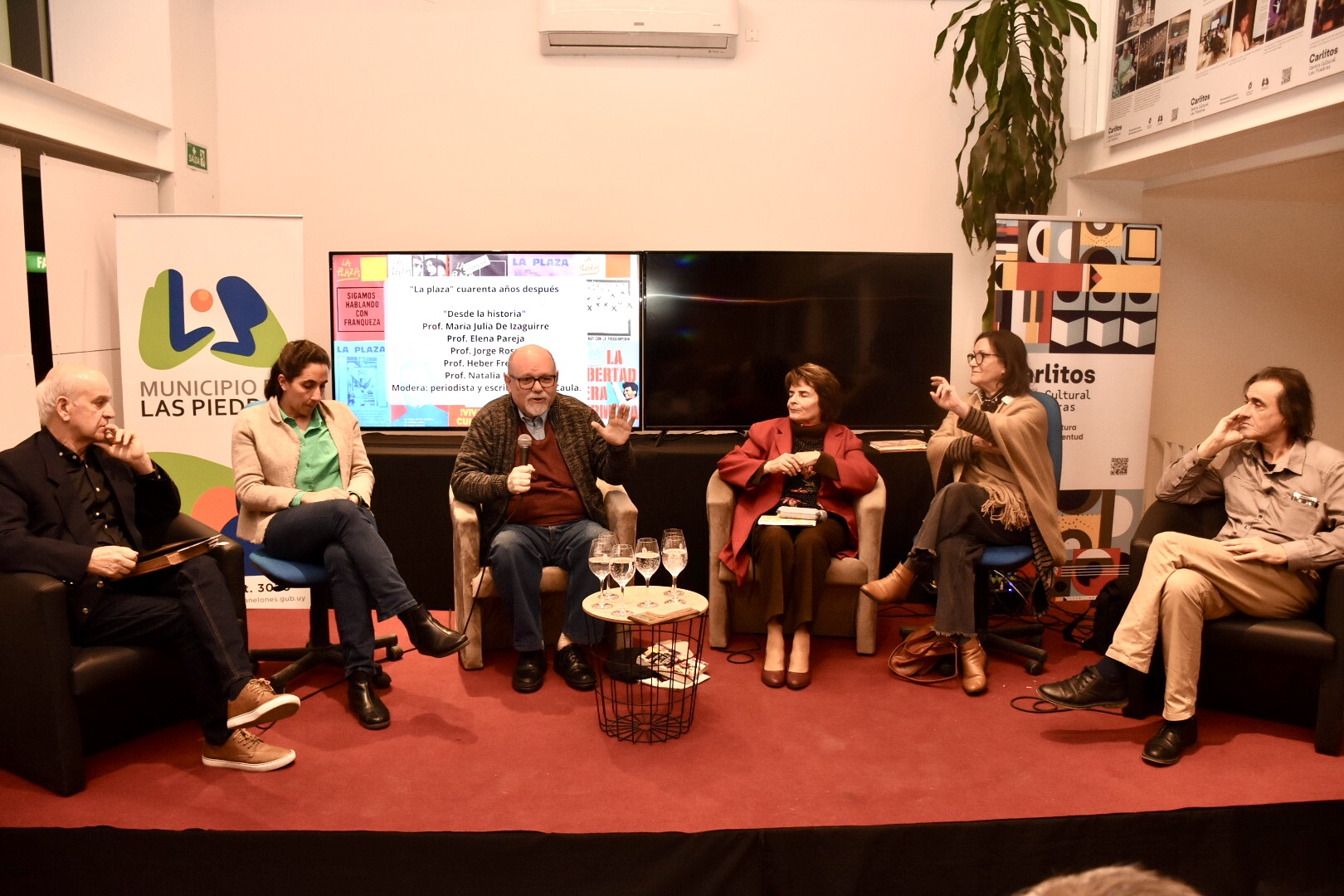 De izquierda a derecha - Heber Freitas, Natalia Uval, Jorge Rossi, Elena Pareja, Maria Julia De Izaguirre y Nelson Caula en la celebración de los 40 años de la revista La plaza - Mesa “Desde la historia” De izquierda a derecha - Heber Freitas, Natalia Uval, Jorge Rossi, Elena Pareja, Maria Julia De Izaguirre y Nelson Caula en la celebración de los 40 años de la revista La plaza - Mesa “Desde la historia”