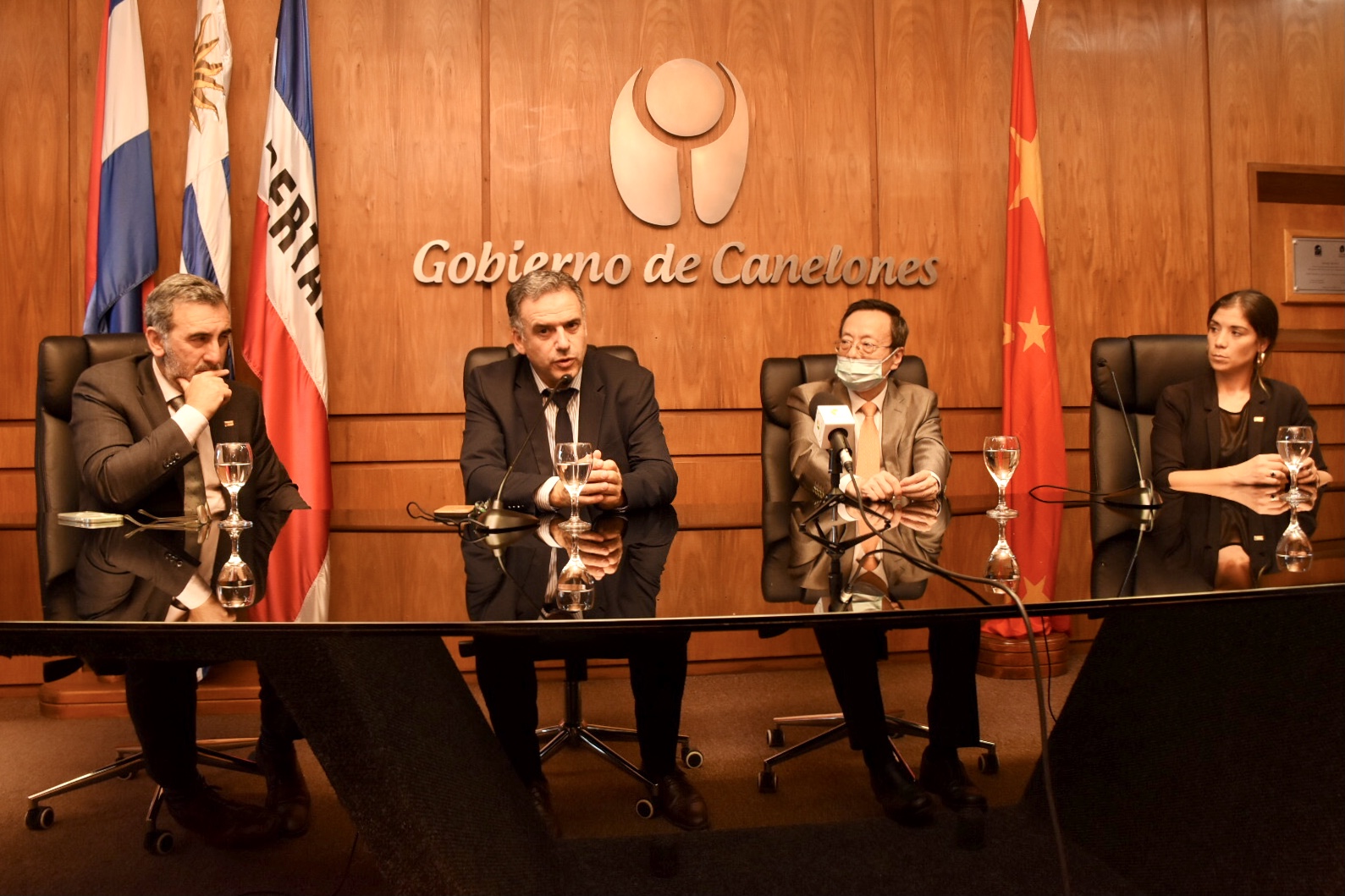 De izquierda a derecha: Director General de Relaciones Internacionales y Gobierno Abierto, Edison Lanza, Intendente de Canelones, Prof. Yamandú Orsi, Embajador de China en Uruguay, Wang Gang, y Coordinadora de Gabinete Productivo, Tania Yanes, en el acto protocolar del 30 aniversario del hermanamiento Shanxi – Canelones.