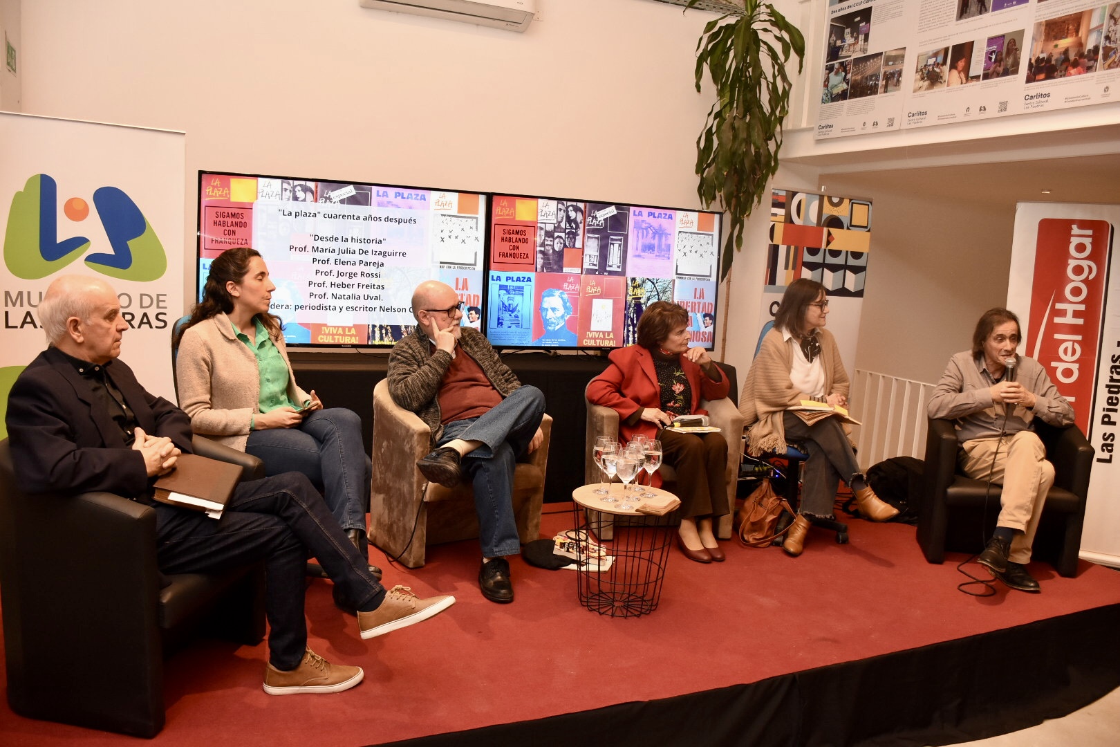 De izquierda a derecha - Heber Freitas, Natalia Uval, Jorge Rossi, Elena Pareja, Maria Julia De Izaguirre y Nelson Caula en la celebración de los 40 años de la revista La plaza - Mesa “Desde la historia” De izquierda a derecha - Heber Freitas, Natalia Uval, Jorge Rossi, Elena Pareja, Maria Julia De Izaguirre y Nelson Caula en la celebración de los 40 años de la revista La plaza - Mesa “Desde la historia”