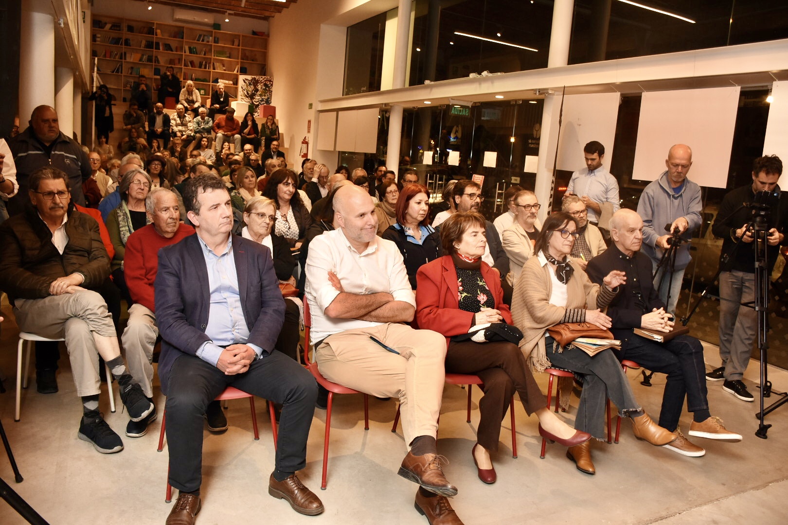 De izquierda a derecha en primera fila - Tomás Teijeiro, Secretario General de la intendencia de Canelones, Francisco Legnani, Elena Pareja, Maria Julia De Izaguirre y Heber Freitas en la celebración de los 40 años de la revista La plaza De izquierda a derecha en primera fila - Tomás Teijeiro, Secretario General de la intendencia de Canelones, Francisco Legnani, Elena Pareja, Maria Julia De Izaguirre y Heber Freitas en la celebración de los 40 años de la revista La plaza