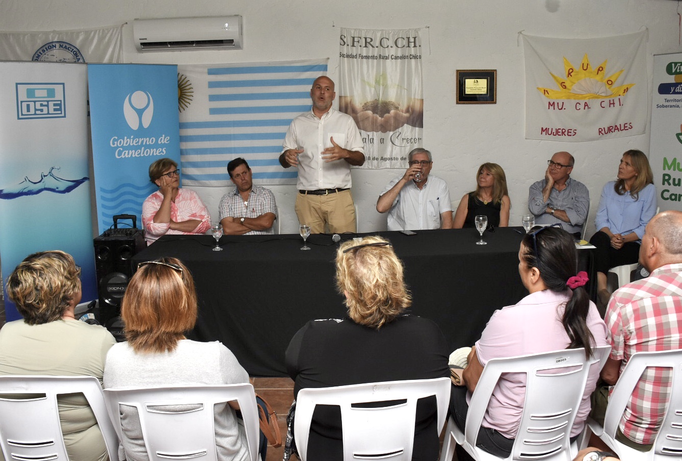 De izquierda a derecha, representantes de la comisión de vecinos, Cristina Revetria y Ariel Mainar. Secretario General de la intendencia de Canelones, Francisco Legnani, Presidente de OSE, Raúl Montero, Vicepres