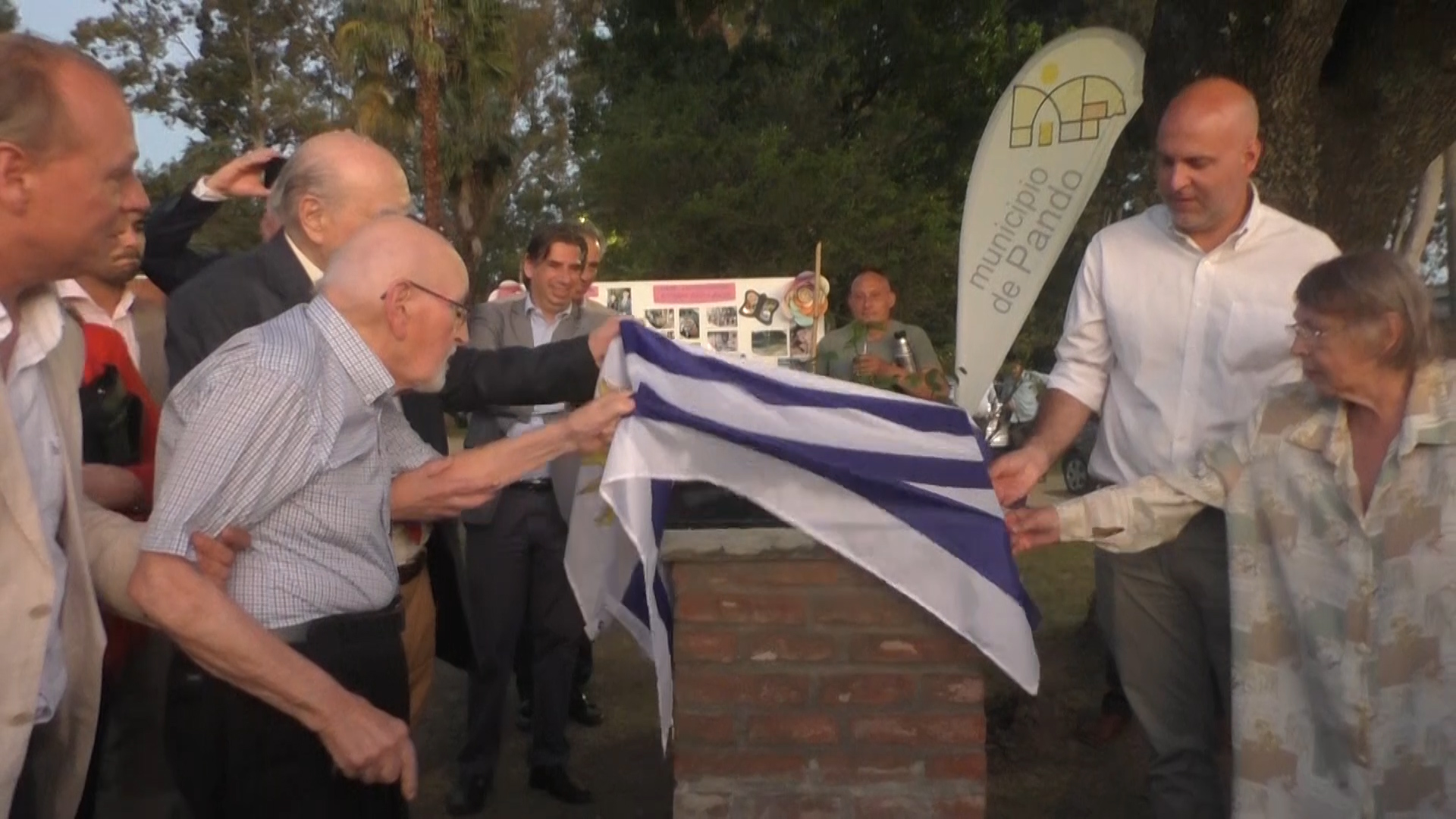 Alcalde de Pando, Alcides Pérez, y el Secretario General del Gobierno de Canelones, Dr. Esc. Francisco Legnani, en el acto en homenaje a Rosa Legnani