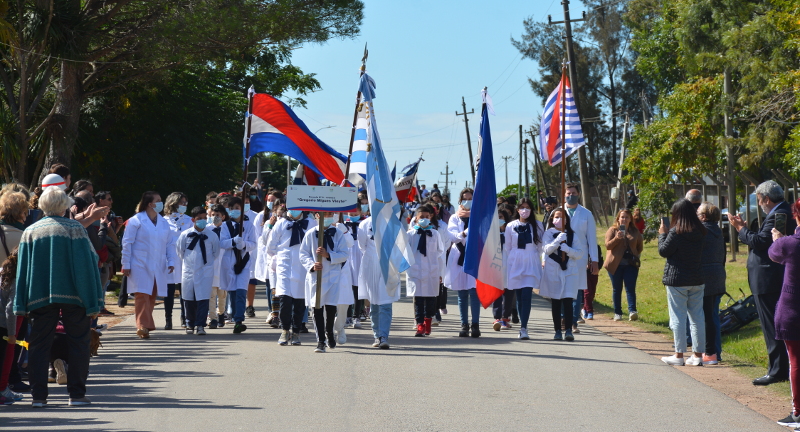 Delegación de la Escuela N°9 Gregorio Migues Vieyte, en  el desfile por los festejos por los 150 años del inicio del proceso fundacional de Juanicó.