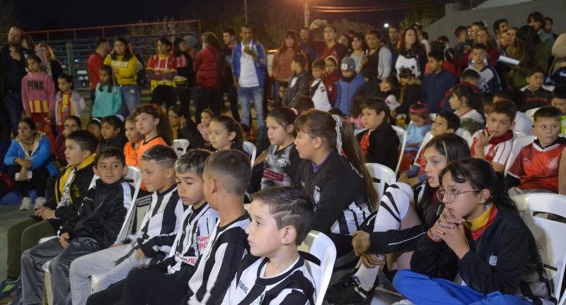 Niños, niñas y familias del departamento en el lanzamiento del proyecto Un gol por la convivencia en el fútbol infantil realizado en el Estadio Eduardo Martínez Monegal. Niños, niñas y familias del departamento en el lanzamiento del proyecto Un gol por la convivencia en el fútbol infantil realizado en el Estadio Eduardo Martínez Monegal.