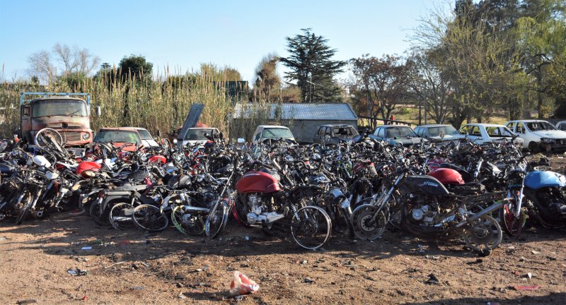 Intendencia realiza destrucción y compactación de vehículos incautados en operativos de tránsito Intendencia realiza destrucción y compactación de vehículos incautados en operativos de tránsito