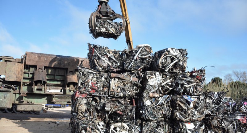 Intendencia realiza destrucción y compactación de vehículos incautados en operativos de tránsito Intendencia realiza destrucción y compactación de vehículos incautados en operativos de tránsito