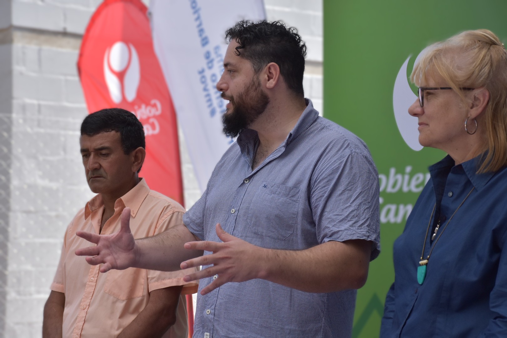 Director de Vivienda y Convivencia Ciudadana, Rodrigo Amengual en entrega de vivienda a familia compuesta por tres mujeres en barrio Nueva Esperanza Director de Vivienda y Convivencia Ciudadana, Rodrigo Amengual en entrega de vivienda a familia compuesta por tres mujeres en barrio Nueva Esperanza