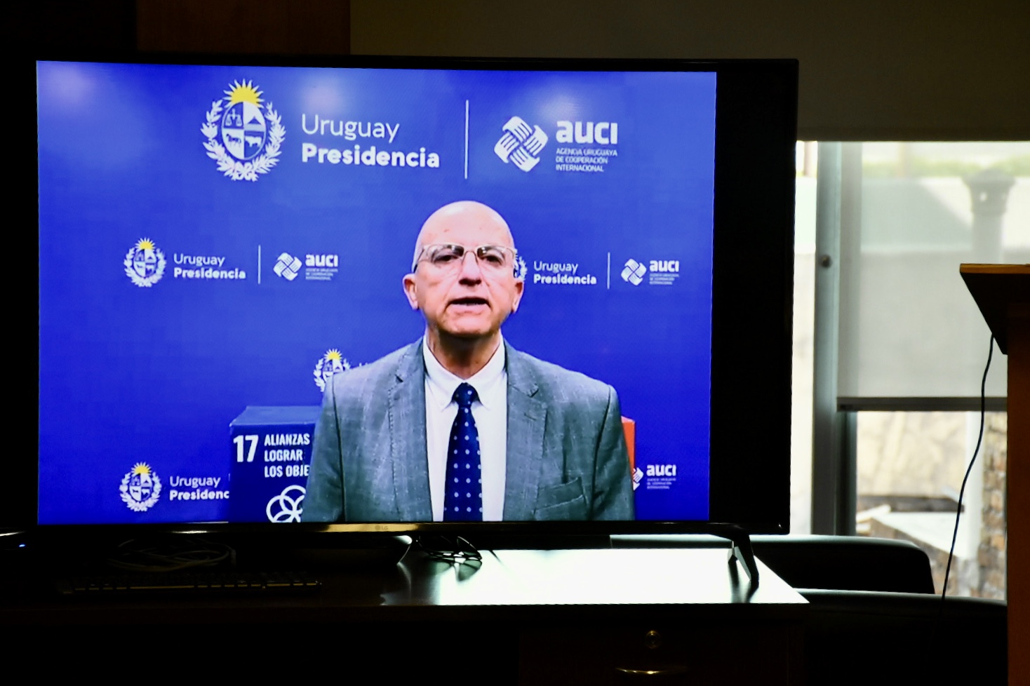 Director ejecutivo de EUCI, Mariano Berro, saludando a las autoridades por los 30 aniversario del hermanamiento Shanxi – Canelones Director ejecutivo de EUCI, Mariano Berro, saludando a las autoridades por los 30 aniversario del hermanamiento Shanxi – Canelones