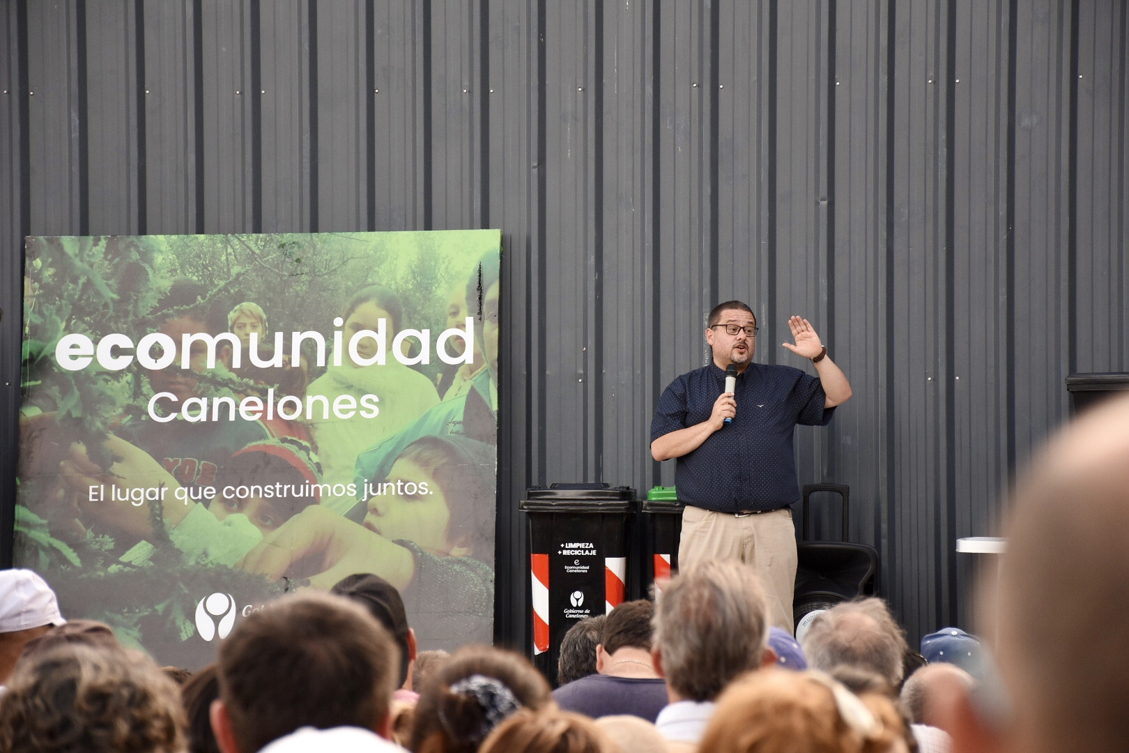 Director General de Gestión Ambiental de la Intendencia, Leonardo Herou, en la entrega de más de 2000 contenedores en el Municipio de Suárez