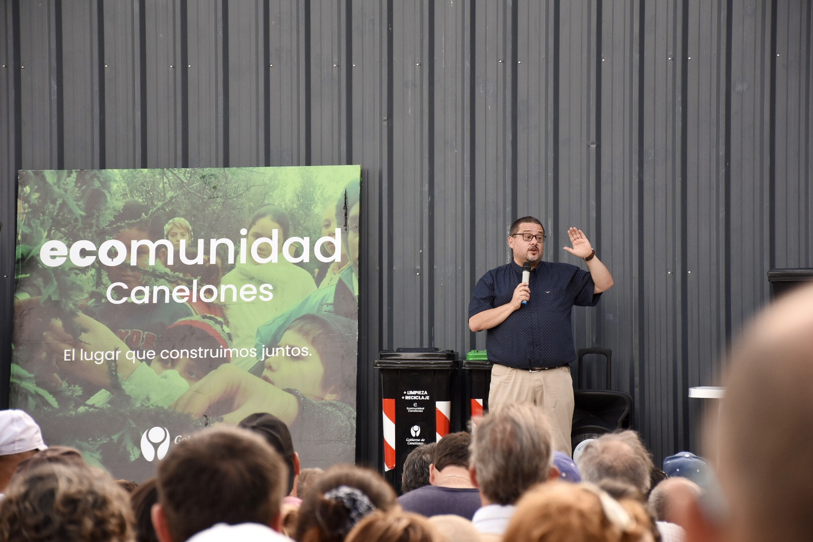 Director General de Gestión Ambiental de la Intendencia, Leonardo Herou, en la entrega de más de 2000 contenedores en el Municipio de Suárez Director General de Gestión Ambiental de la Intendencia, Leonardo Herou, en la entrega de más de 2000 contenedores en el Municipio de Suárez