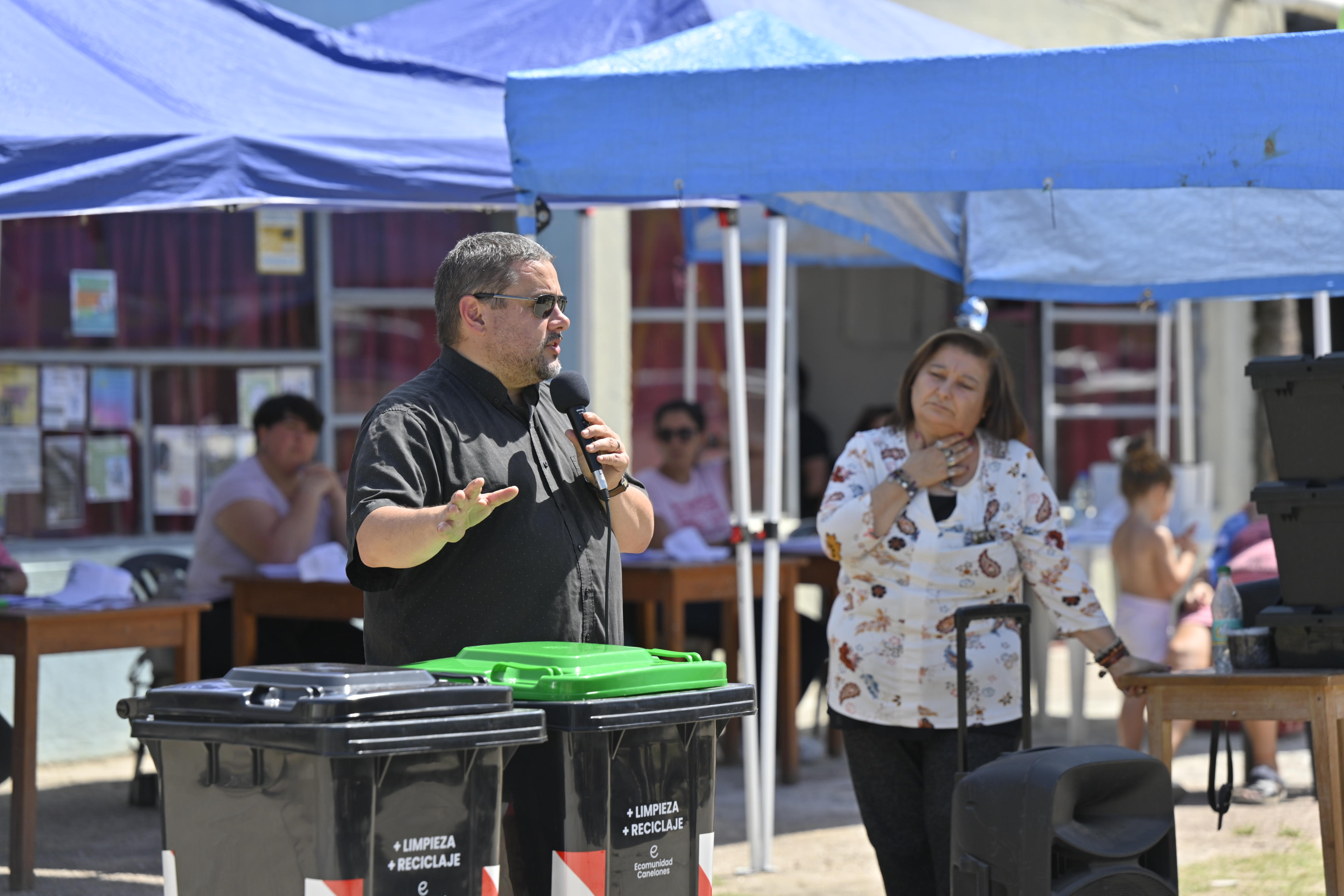 Director General de Gestión Ambiental, Leonardo Heoru, en la entrega de composteras y contenedores en Lomas de Solymar Director General de Gestión Ambiental, Leonardo Heoru, en la entrega de composteras y contenedores en Lomas de Solymar