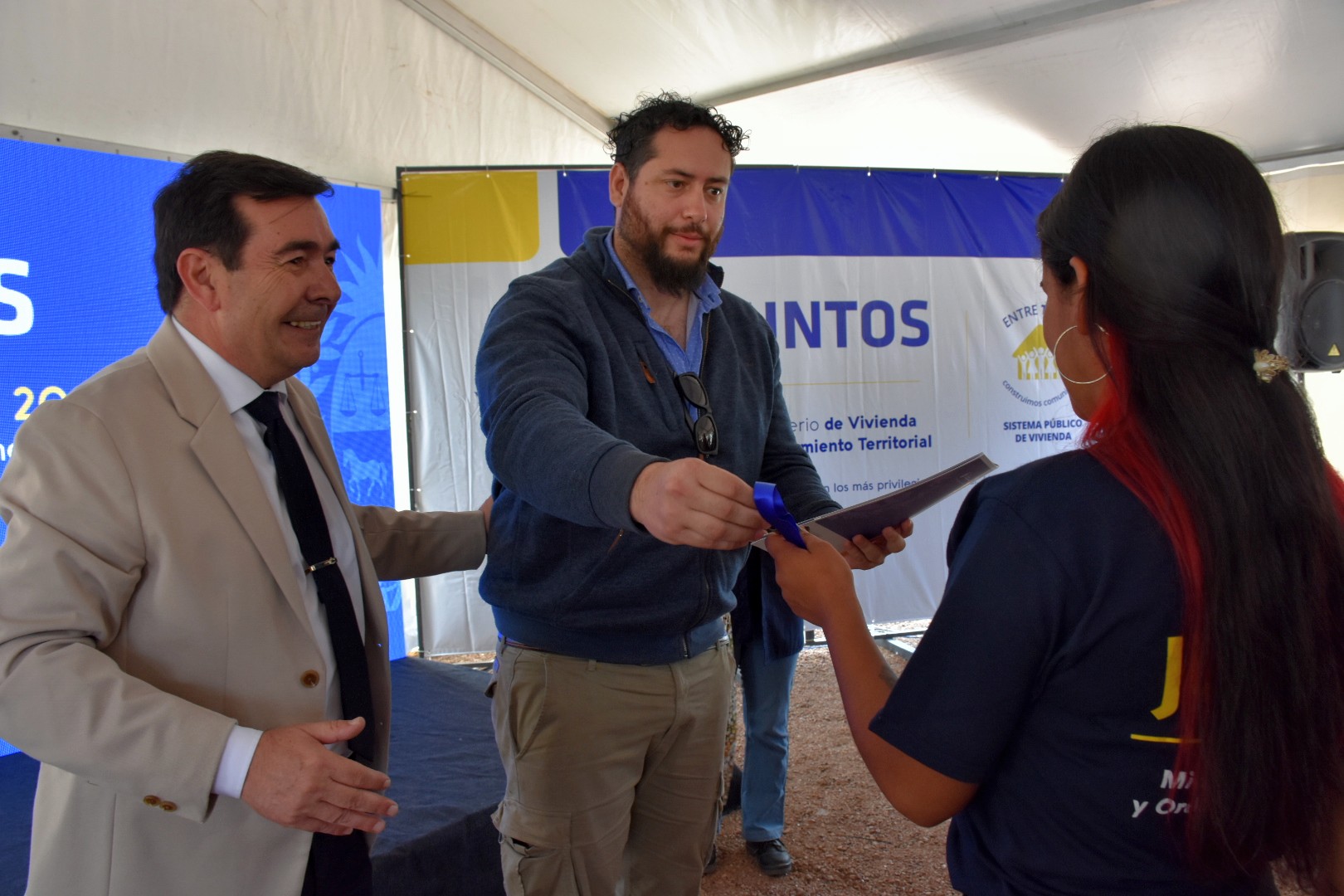 Director de la Agencia de Vivienda y Convivencia Ciudadana, Rodrigo Amengual entrega llave a participante del programa Juntos Director de la Agencia de Vivienda y Convivencia Ciudadana, Rodrigo Amengual entrega llave a participante del programa Juntos