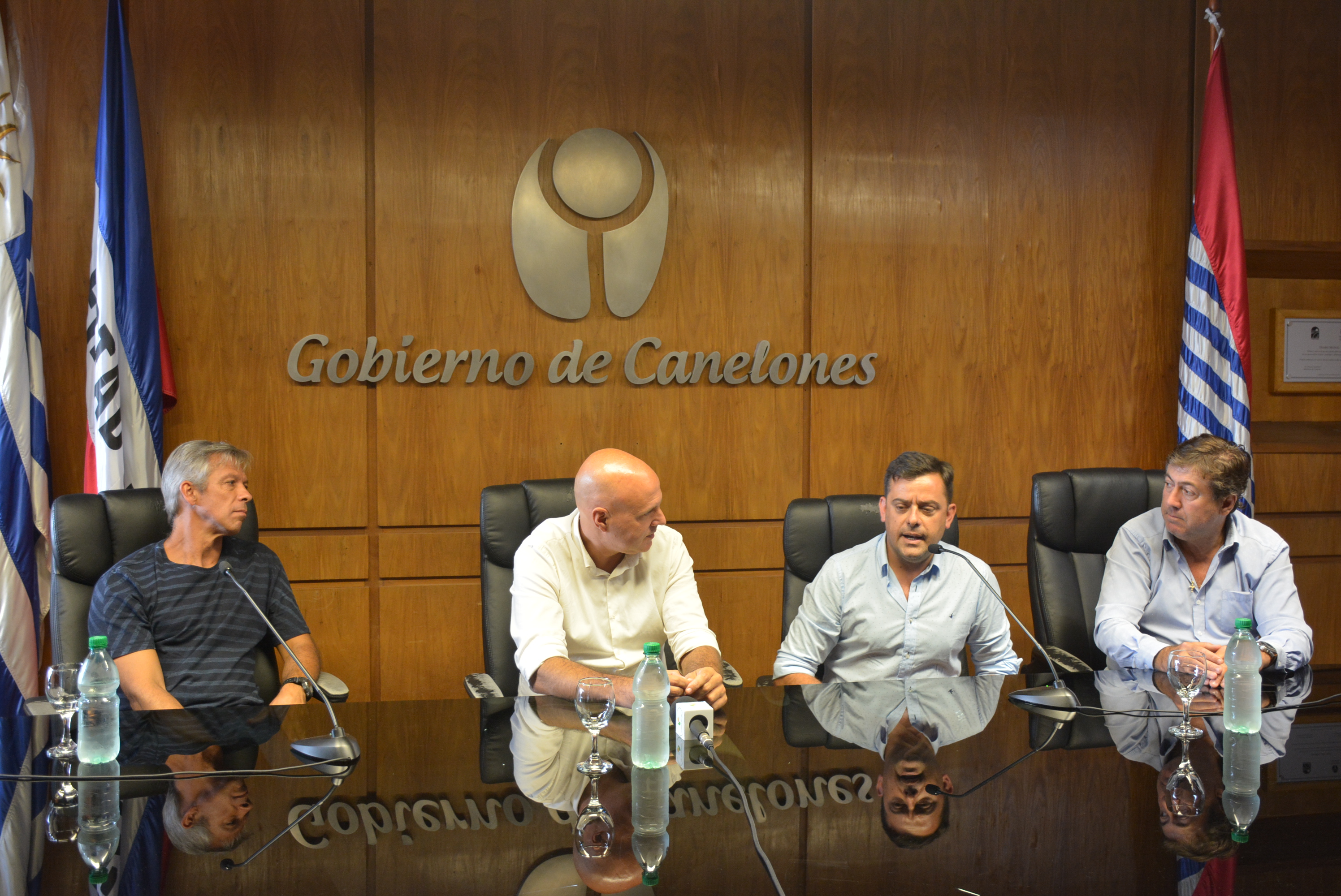 De izq. a der.: el Director General de Deportes de la Intendencia de Canelones, Prof. Alejandro Pereda, el Secretario General de la Intendencia de Canelones, Dr. Esc. Francisco Legnani, el piloto canario de rally Martín Cánepa, y el El Director de Ancap, Richard Charamelo