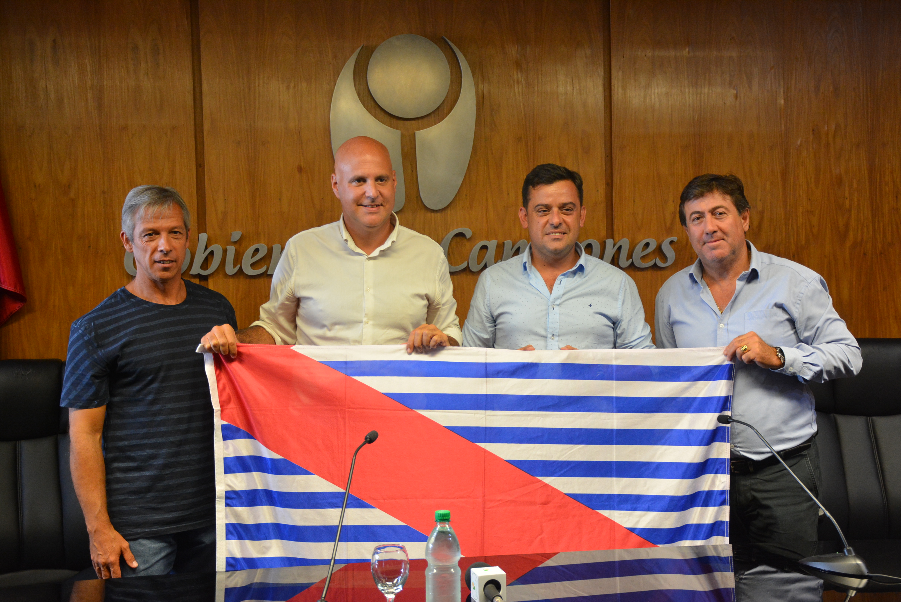 De izq. a der.: el Director General de Deportes de la Intendencia de Canelones, Prof. Alejandro Pereda, el Secretario General de la Intendencia de Canelones, Dr. Esc. Francisco Legnani, el piloto canario de rally Martín Cánepa, y el El Director de Ancap, Richard Charamelo