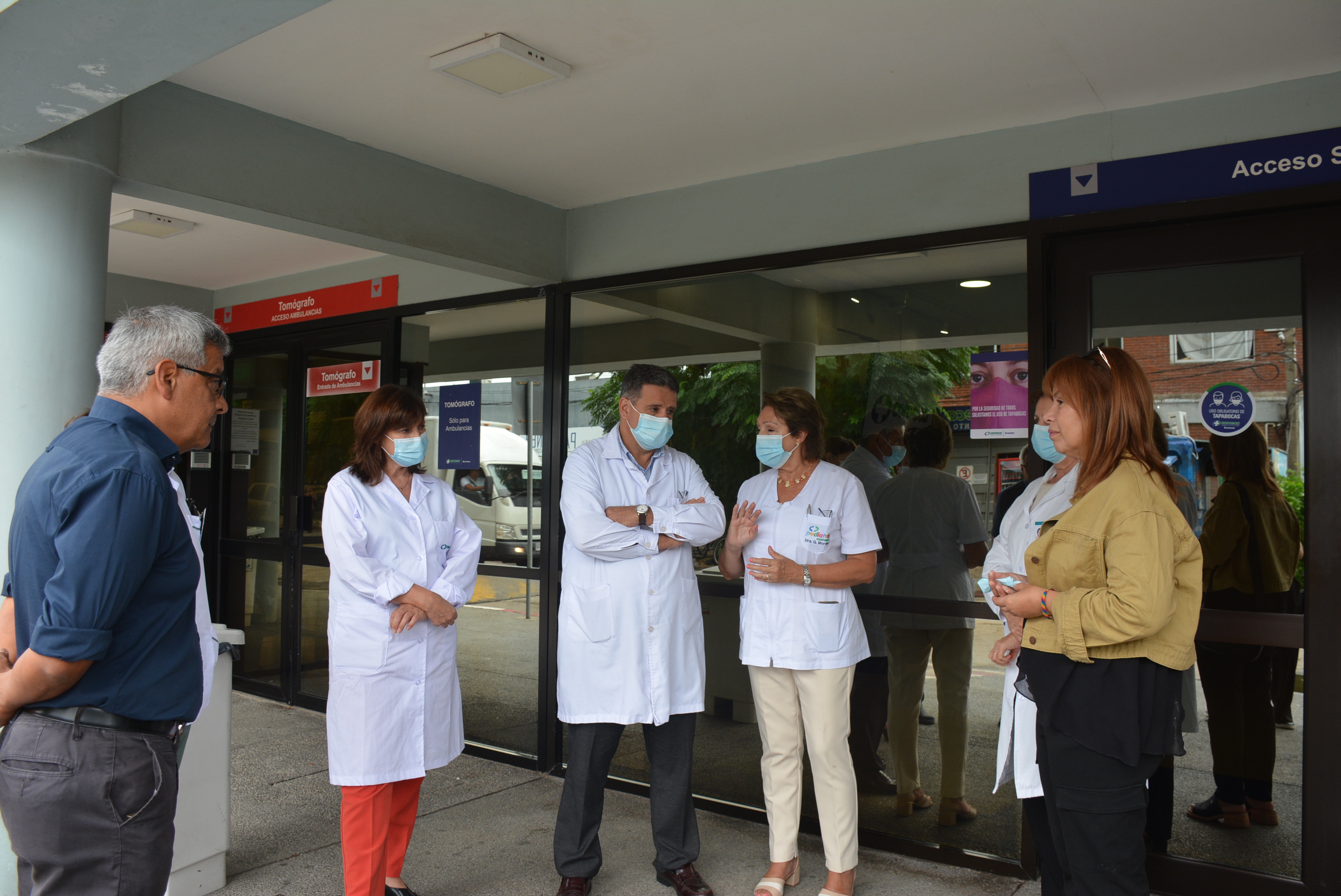 Directora General de Desarrollo Humano del Gobierno de Canelones, Prof. Gabriela Garrido, junto al Alcalde del Municipio de Canelones, Darío Pimienta, y médicos representantes de Comeca en la entrega de kits de bienvenida en el área de maternidad de esa mutualista, en el marco del programa 1000 días de igualdad. Directora General de Desarrollo Humano del Gobierno de Canelones, Prof. Gabriela Garrido, junto al Alcalde del Municipio de Canelones, Darío Pimienta, y médicos representantes de Comeca en la entrega de kits de bienvenida en el área de maternidad de esa mutualista, en el marco del programa 1000 días de igualdad.