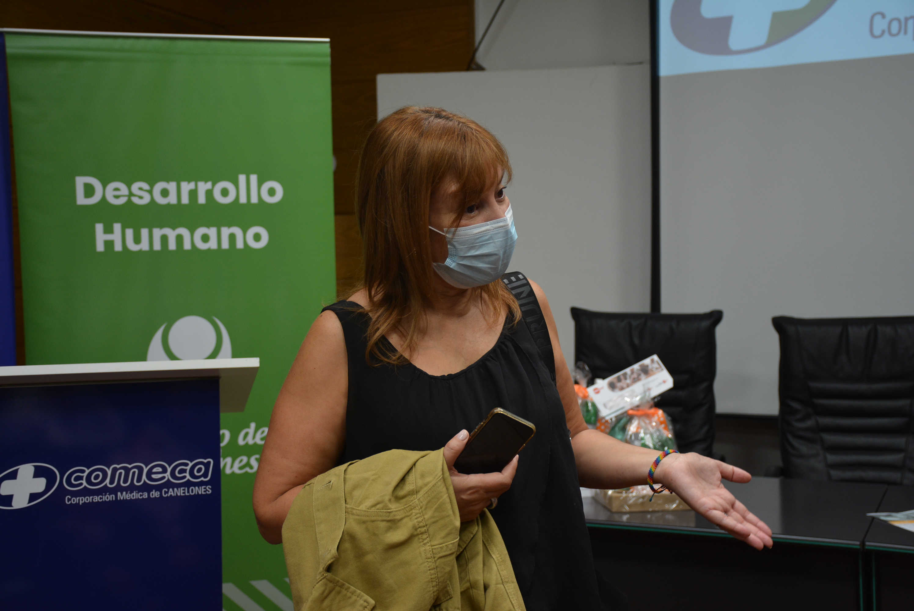 Directora General de Desarrollo Humano del Gobierno de Canelones, Prof. Gabriela Garrido, en la entrega de kits de bienvenida en el área de maternidad de Comeca, en el marco del programa 1000 días de igualdad Directora General de Desarrollo Humano del Gobierno de Canelones, Prof. Gabriela Garrido, en la entrega de kits de bienvenida en el área de maternidad de Comeca, en el marco del programa 1000 días de igualdad