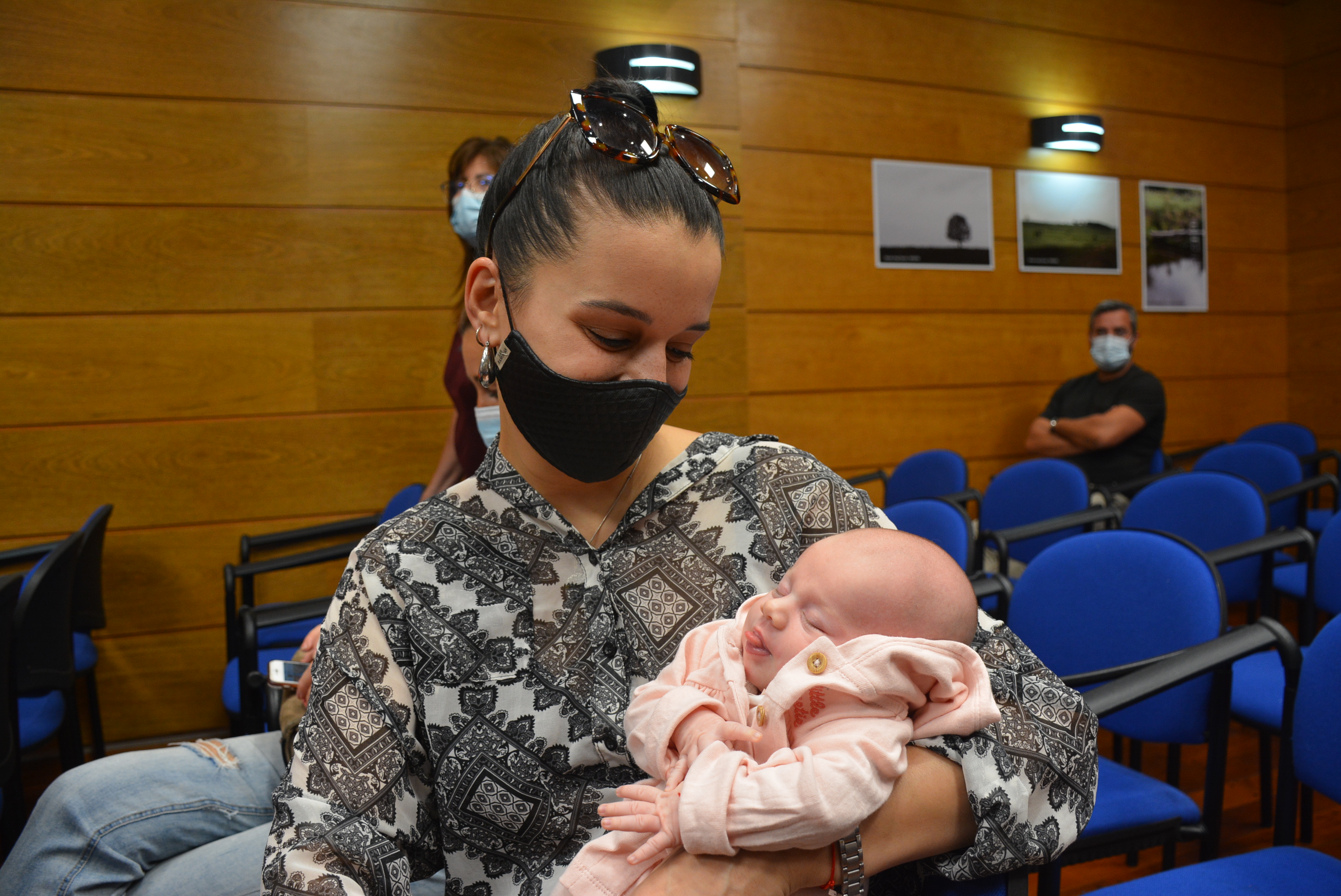 Beneficiaria del programa 1000 días de igualdad junto a su bebé, en la entrega de kits de bienvenida Beneficiaria del programa 1000 días de igualdad junto a su bebé, en la entrega de kits de bienvenida