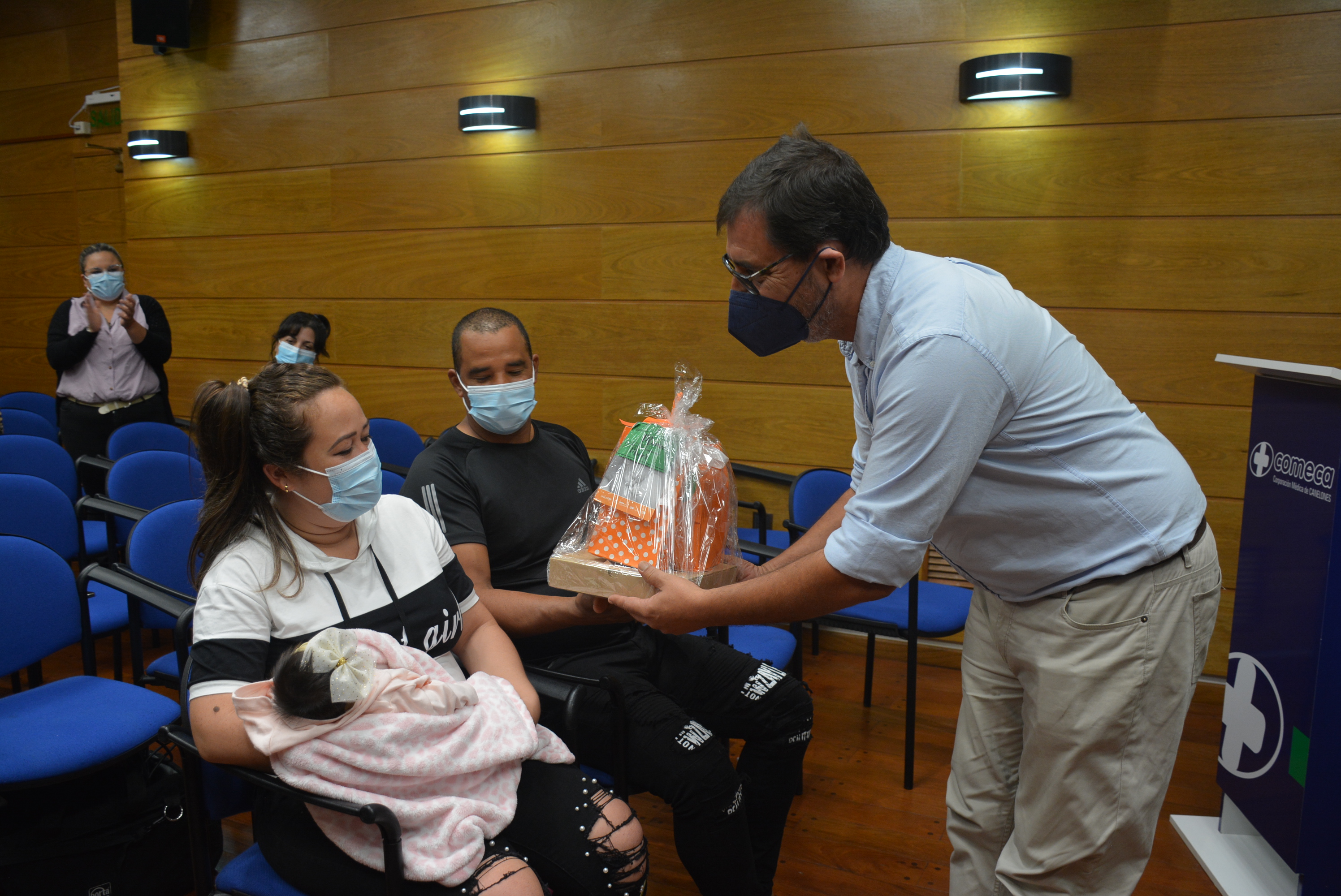 El Coordinador del Gabinete Social del Gobierno de Canelones, Alarico Rodríguez, hace entrega de un kit de bienvenida a familia beneficiaria del programa 1000 días de igualdad El Coordinador del Gabinete Social del Gobierno de Canelones, Alarico Rodríguez, hace entrega de un kit de bienvenida a familia beneficiaria del programa 1000 días de igualdad
