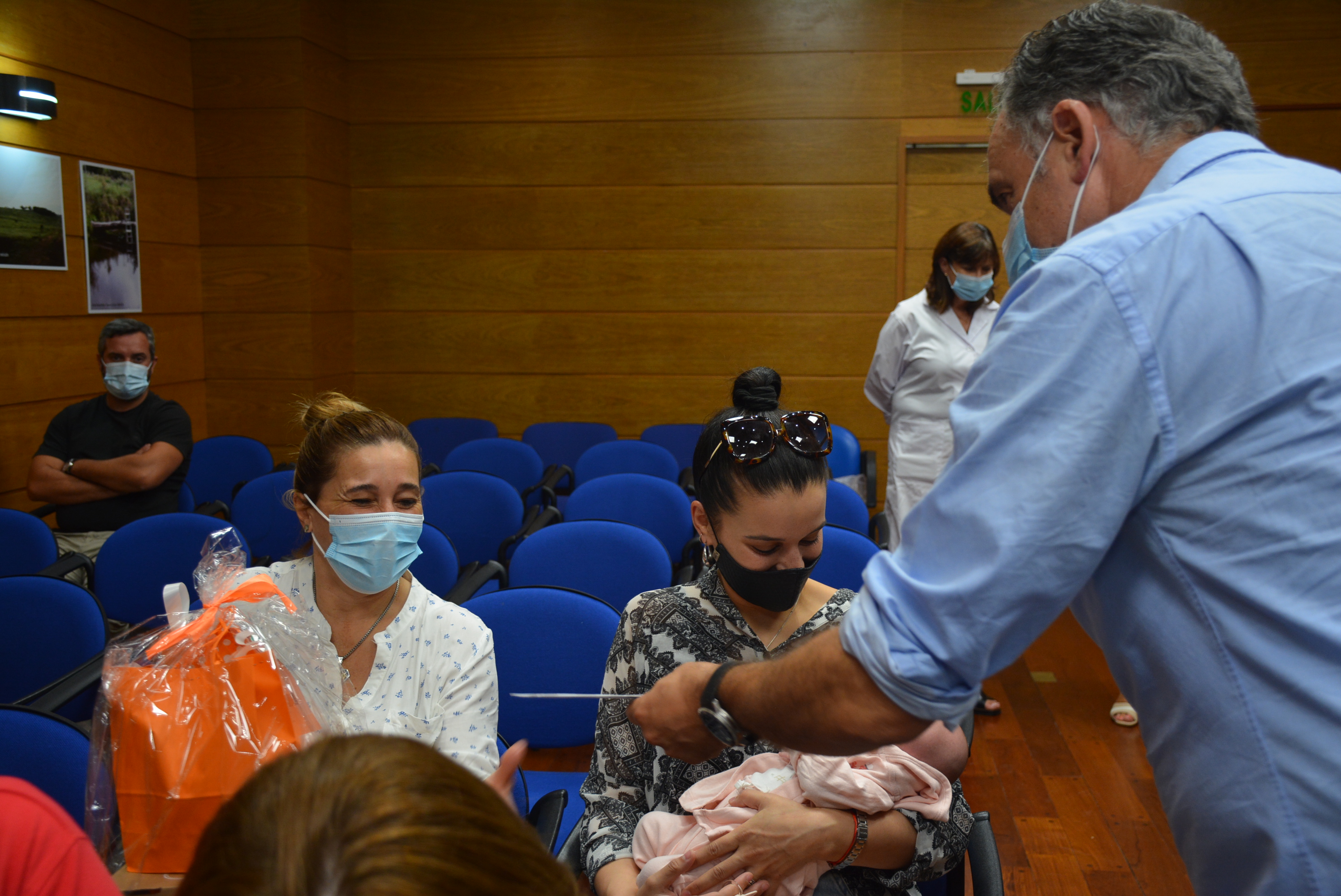 Intendente Orsi participó de entrega de kits de acompañamiento y bienvenida en el área de maternidad de Comeca, en el marco del programa 1000 días de igualdad Intendente Orsi participó de entrega de kits de acompañamiento y bienvenida en el área de maternidad de Comeca, en el marco del programa 1000 días de igualdad