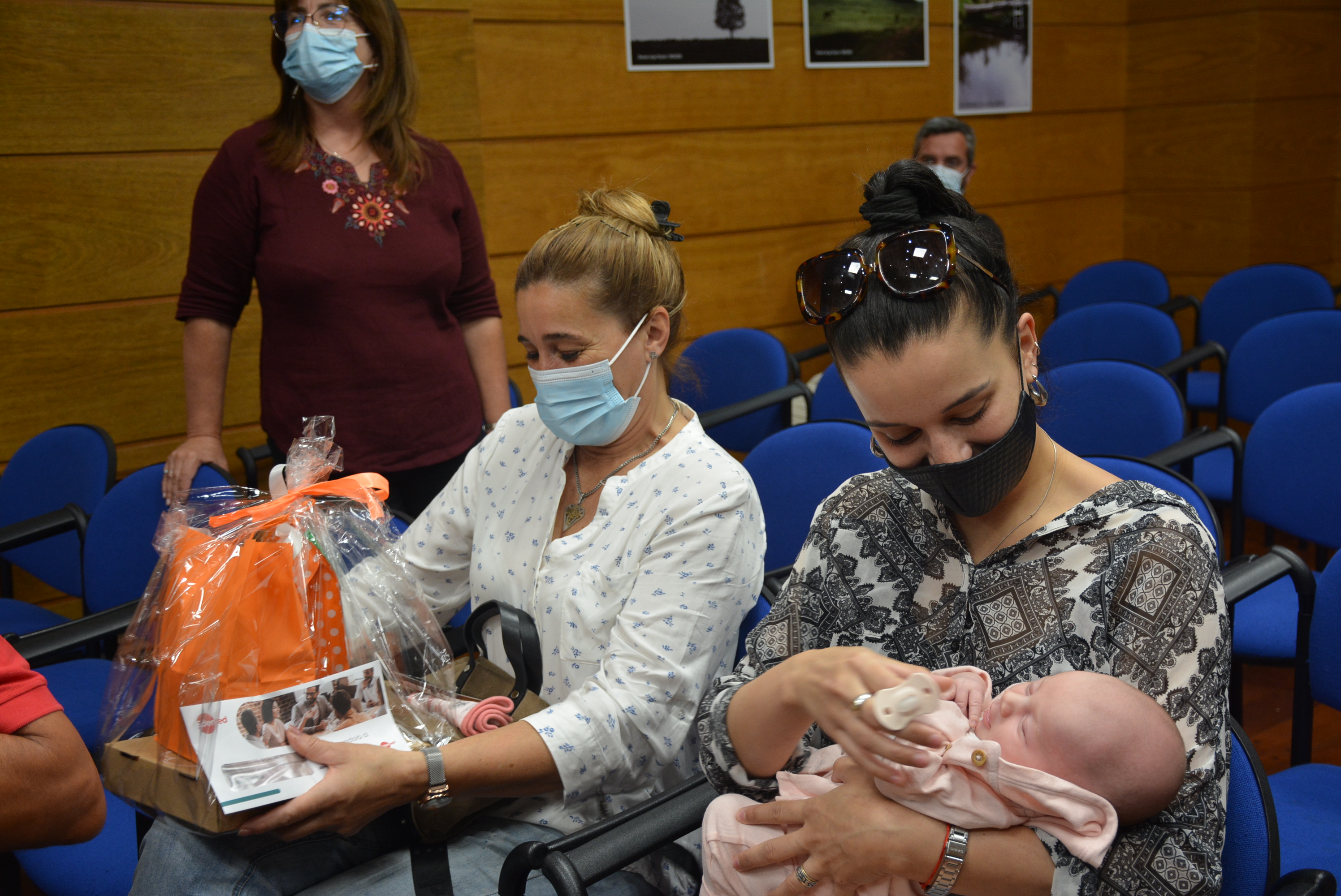 Beneficiaria del programa 1000 días de igualdad junto a su bebé, en la entrega de kits de bienvenida Beneficiaria del programa 1000 días de igualdad junto a su bebé, en la entrega de kits de bienvenida