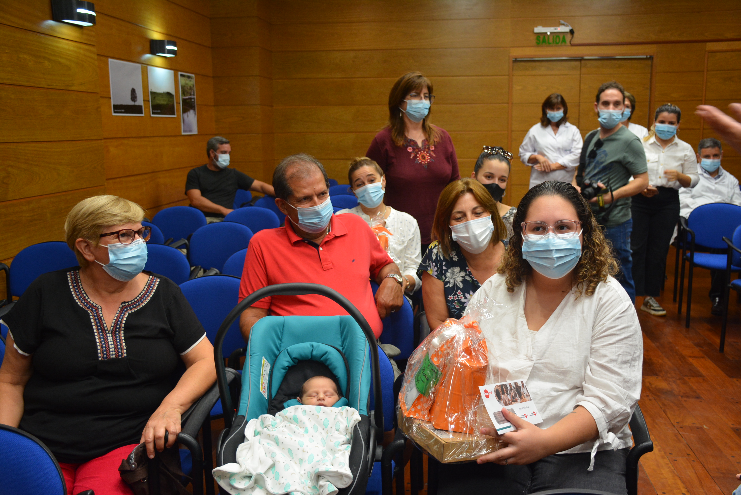 Beneficiarias del programa 1000 días de igualdad junto a sus bebés, en la entrega de kits de bienvenida Beneficiarias del programa 1000 días de igualdad junto a sus bebés, en la entrega de kits de bienvenida