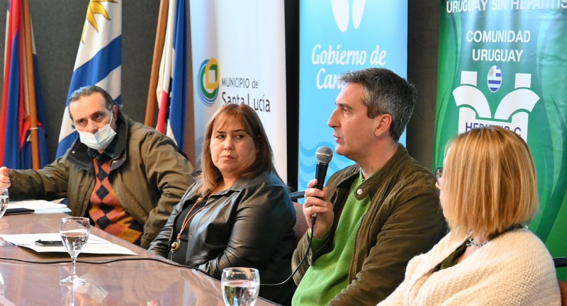 De izquierda a derecha: el Presidente de la Asociación Comunidad de Hepatitis C, Jorge Adam, la Directora de Salud del Gobierno de Canelones, Aracelis Delgado, el Alcalde del Municipio de Santa Lucía, Leonardo Mollo, la integrante de la cátedra de Gastrointerología de la Facultad de Medicina de la Universidad de la República, Nelia Hernández, en el lanzamiento de la campaña Canelones libre de Hepatitis C en Santa Lucía. De izquierda a derecha: el Presidente de la Asociación Comunidad de Hepatitis C, Jorge Adam, la Directora de Salud del Gobierno de Canelones, Aracelis Delgado, el Alcalde del Municipio de Santa Lucía, Leonardo Mollo, la integrante de la cátedra de Gastrointerología de la Facultad de Medicina de la Universidad de la República, Nelia Hernández, en el lanzamiento de la campaña Canelones libre de Hepatitis C en Santa Lucía.
