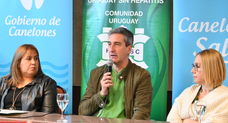 De izquierda a derecha: la Directora de Salud del Gobierno de Canelones, Aracelis Delgado, el Alcalde del Municipio de Santa Lucía, Leonardo Mollo, la integrante de la cátedra de Gastrointerología de la Facultad de Medicina de la Universidad de la República, Nelia Hernández, en el lanzamiento de la campaña Canelones libre de Hepatitis C en Santa Lucía. De izquierda a derecha: la Directora de Salud del Gobierno de Canelones, Aracelis Delgado, el Alcalde del Municipio de Santa Lucía, Leonardo Mollo, la integrante de la cátedra de Gastrointerología de la Facultad de Medicina de la Universidad de la República, Nelia Hernández, en el lanzamiento de la campaña Canelones libre de Hepatitis C en Santa Lucía.