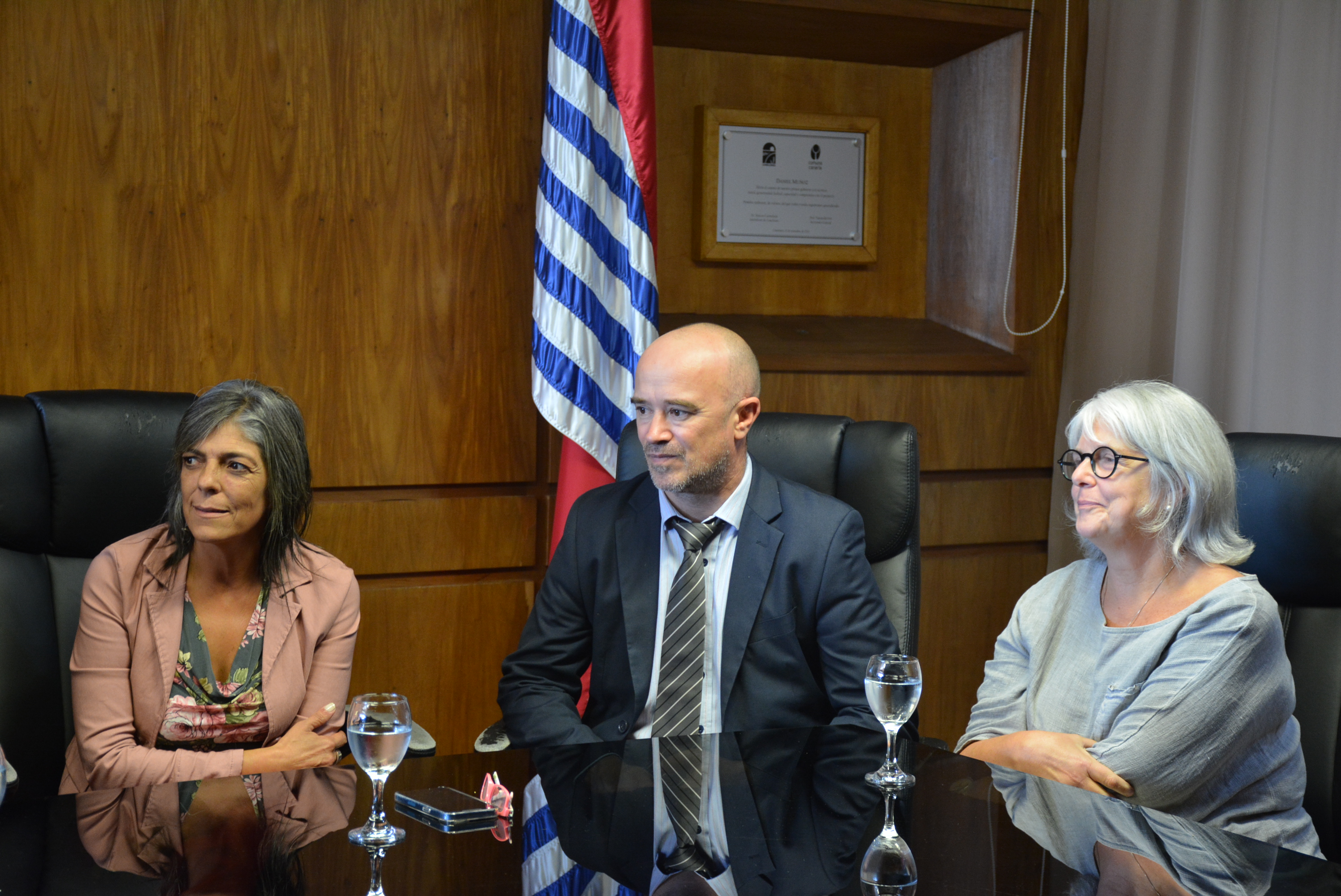 De izq. a der.: la Pro Secretaria General de la Intendencia, Lic. Silvana Nieves, el representante adjunto del PNUD, Gabriel Bottino, y la Analista de Programas, Virginia Varela, en la firma de acuerdo para la realización de obras de prestación de servicios de desarrollo en los municipios de Las Piedras, Los Cerrillos y Aguas Corrientes De izq. a der.: la Pro Secretaria General de la Intendencia, Lic. Silvana Nieves, el representante adjunto del PNUD, Gabriel Bottino, y la Analista de Programas, Virginia Varela, en la firma de acuerdo para la realización de obras de prestación de servicios de desarrollo en los municipios de Las Piedras, Los Cerrillos y Aguas Corrientes