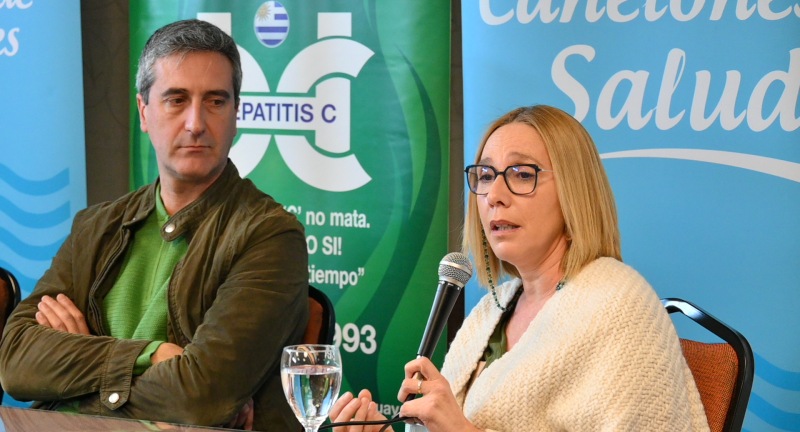 El Alcalde del Municipio de Santa Lucía, Leonardo Mollo, y la integrante de la cátedra de Gastrointerología de la Facultad de Medicina de la Universidad de la República, Nelia Hernández, en el lanzamiento de la campaña Canelones libre de Hepatitis C en Santa Lucía. El Alcalde del Municipio de Santa Lucía, Leonardo Mollo, y la integrante de la cátedra de Gastrointerología de la Facultad de Medicina de la Universidad de la República, Nelia Hernández, en el lanzamiento de la campaña Canelones libre de Hepatitis C en Santa Lucía.