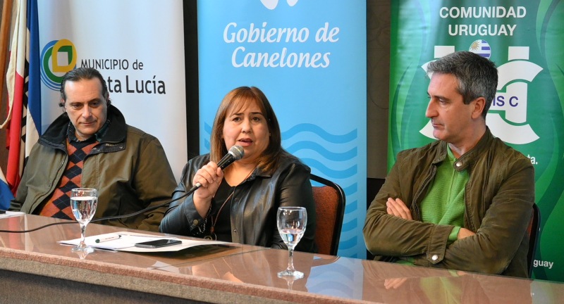 De izquierda a derecha: el Presidente de la Asociación Comunidad de Hepatitis C, Jorge Adam, la Directora de Salud del Gobierno de Canelones, Aracelis Delgado, y el Alcalde del Municipio de Santa Lucía, Leonardo Mollo, en el lanzamiento de la campaña Canelones libre de Hepatitis C en Santa Lucía. De izquierda a derecha: el Presidente de la Asociación Comunidad de Hepatitis C, Jorge Adam, la Directora de Salud del Gobierno de Canelones, Aracelis Delgado, y el Alcalde del Municipio de Santa Lucía, Leonardo Mollo, en el lanzamiento de la campaña Canelones libre de Hepatitis C en Santa Lucía.